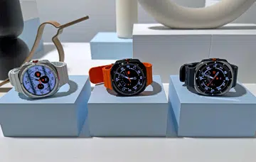 Doesn't the middle Galaxy Watch Ultra with the orange strap remind you of another Watch Ultra? Photo: HWZ