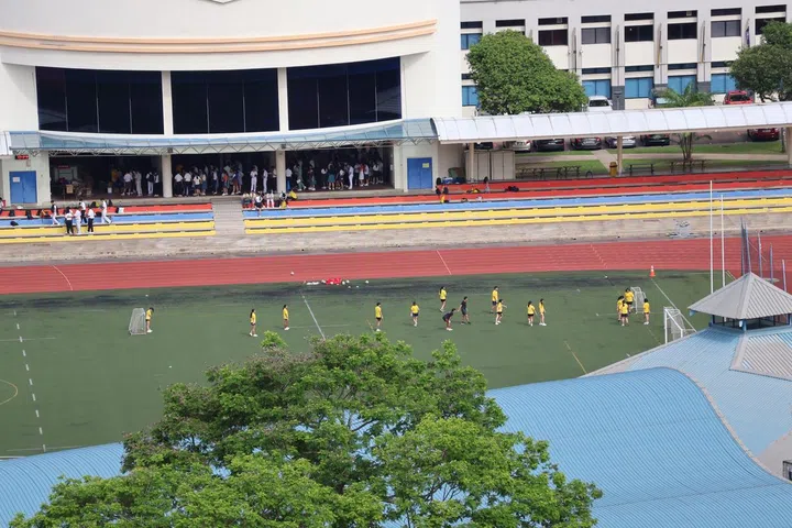 EOS R50 with RF-S55-210mm f/5-7.1 IS. Telephoto 210mm, f/7.1, 1/1000, ISO 250 Auto. Click for full size image.