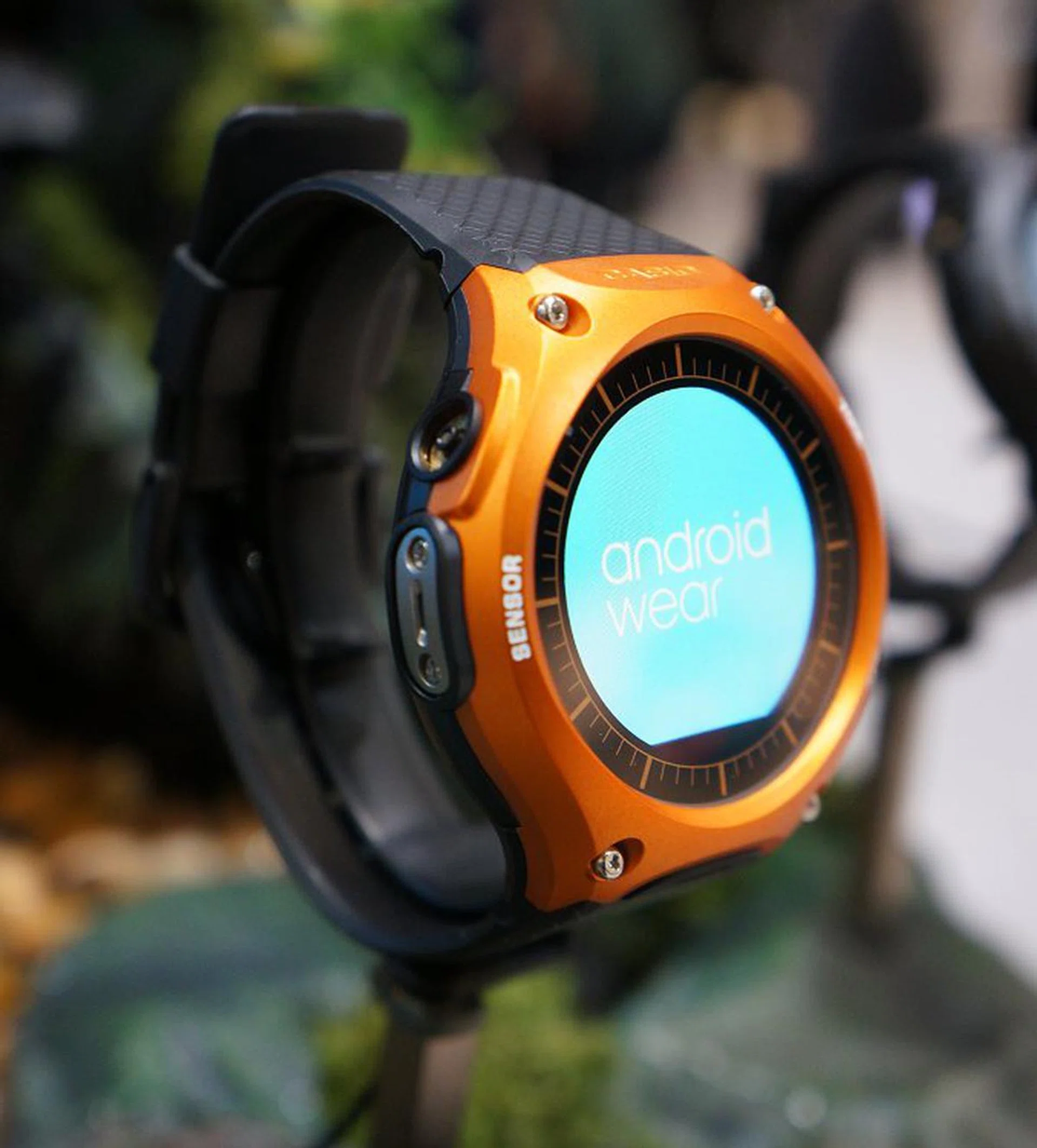 It runs on the Android Wear platform.