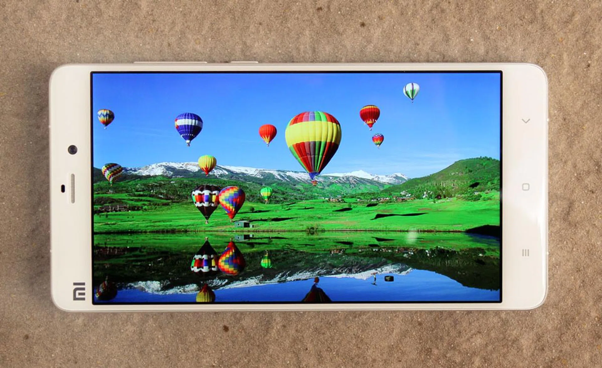 The Mi Note display is rich, bright and vibrant, without being too saturated.