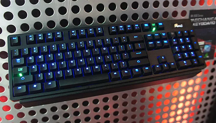 There are three illuminated modes, one with all keys lit, another like the one you see above with only the WASD and cursor keys lit, and a last mode that has all the keys except the ones on the numpad lit.