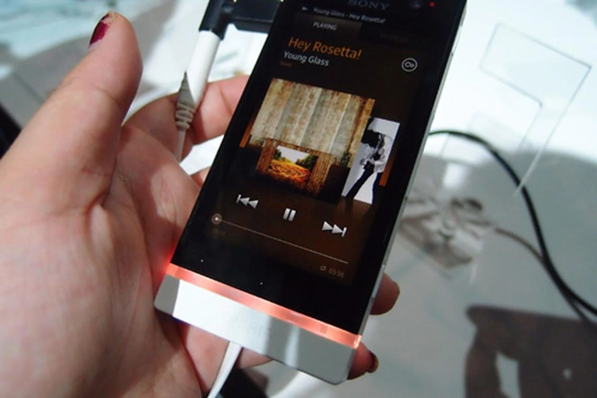 Conversely, it picks out the more warmer tones in this example and turns to a quick shade of orange.