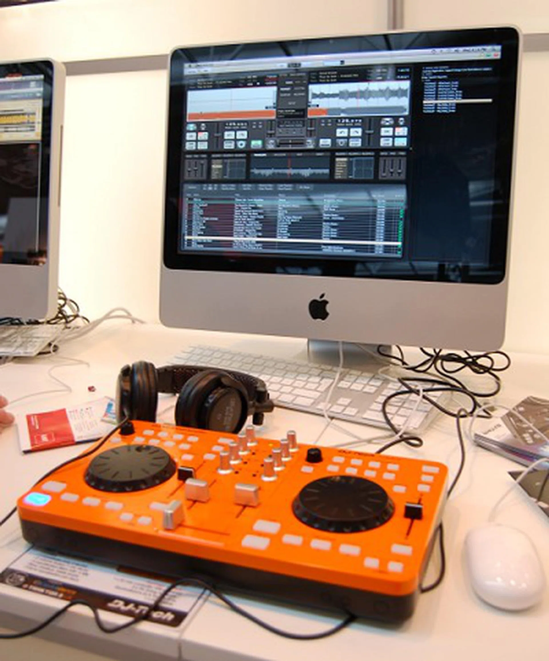  The package also comes with DJ-Tech's Traktor 3 LE and DeckaDance software for all your audio mixing control needs.  