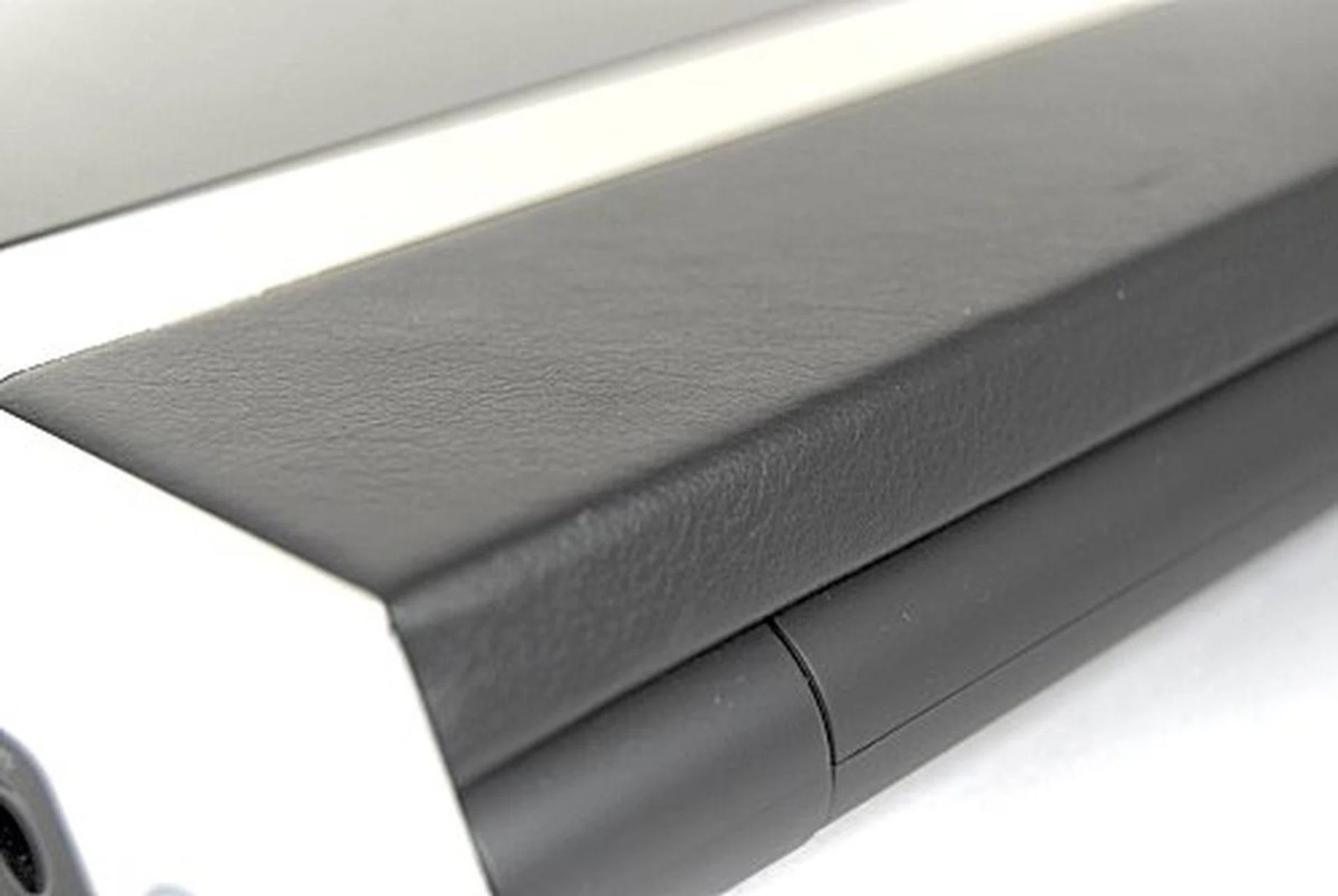 The leather seen here provides a comfortable grip for the notebook, especially when you want to carry it around.