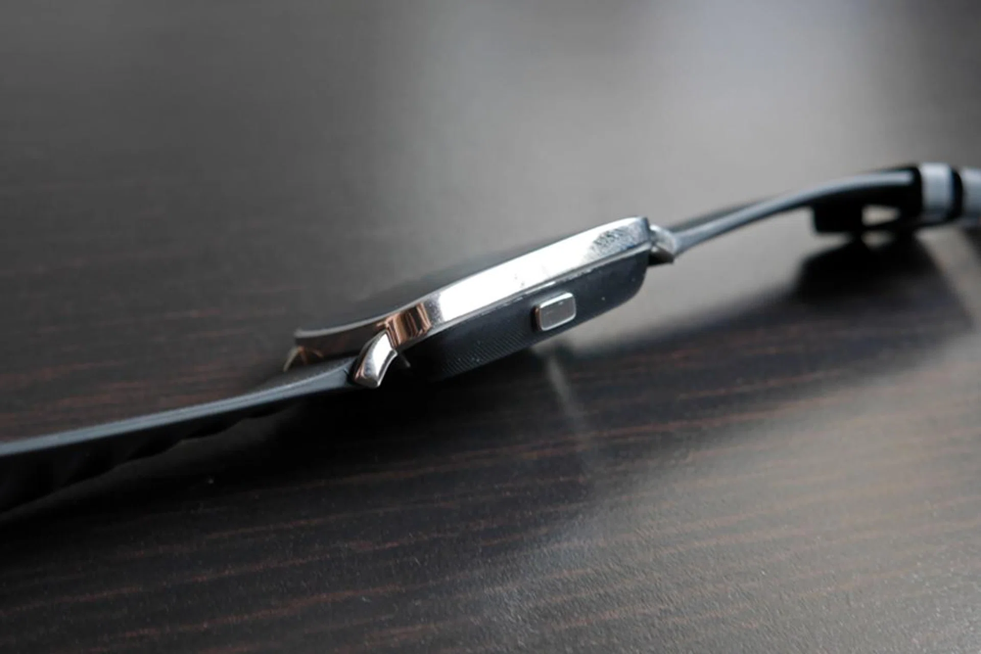 The polished metal frame is a bit of a fingerprint magnet.