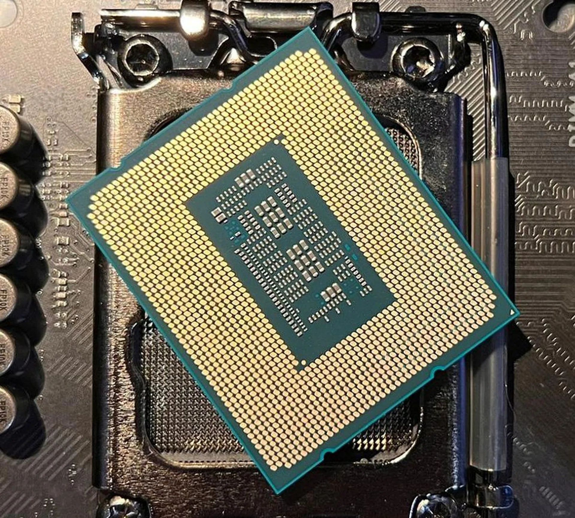 1, 2, 3, ... yes, this is an LGA 1700 package of our Core i9-12900K processor.