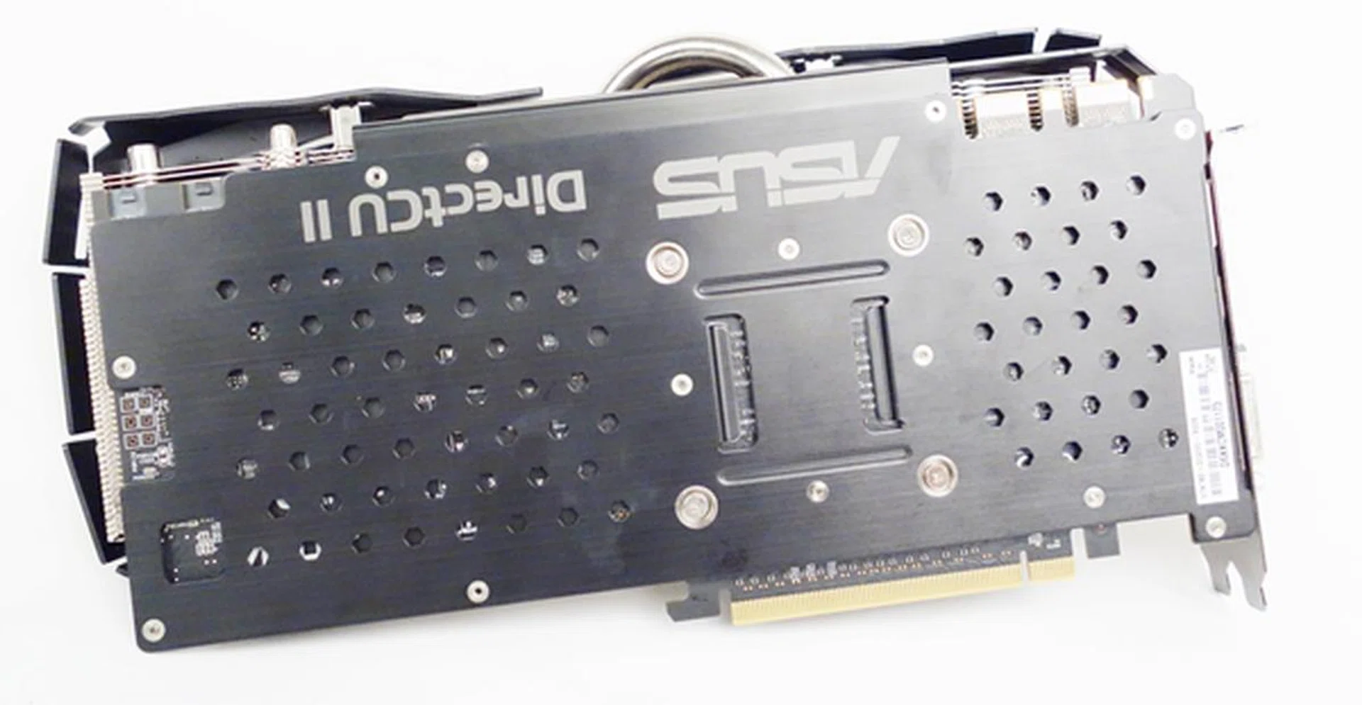 The rear of the card features a back plate that offers some protection to the electrical contacts found at the rear of the card's PCB, supposedly helps to dissipate heat and prevents the card from getting warped.
