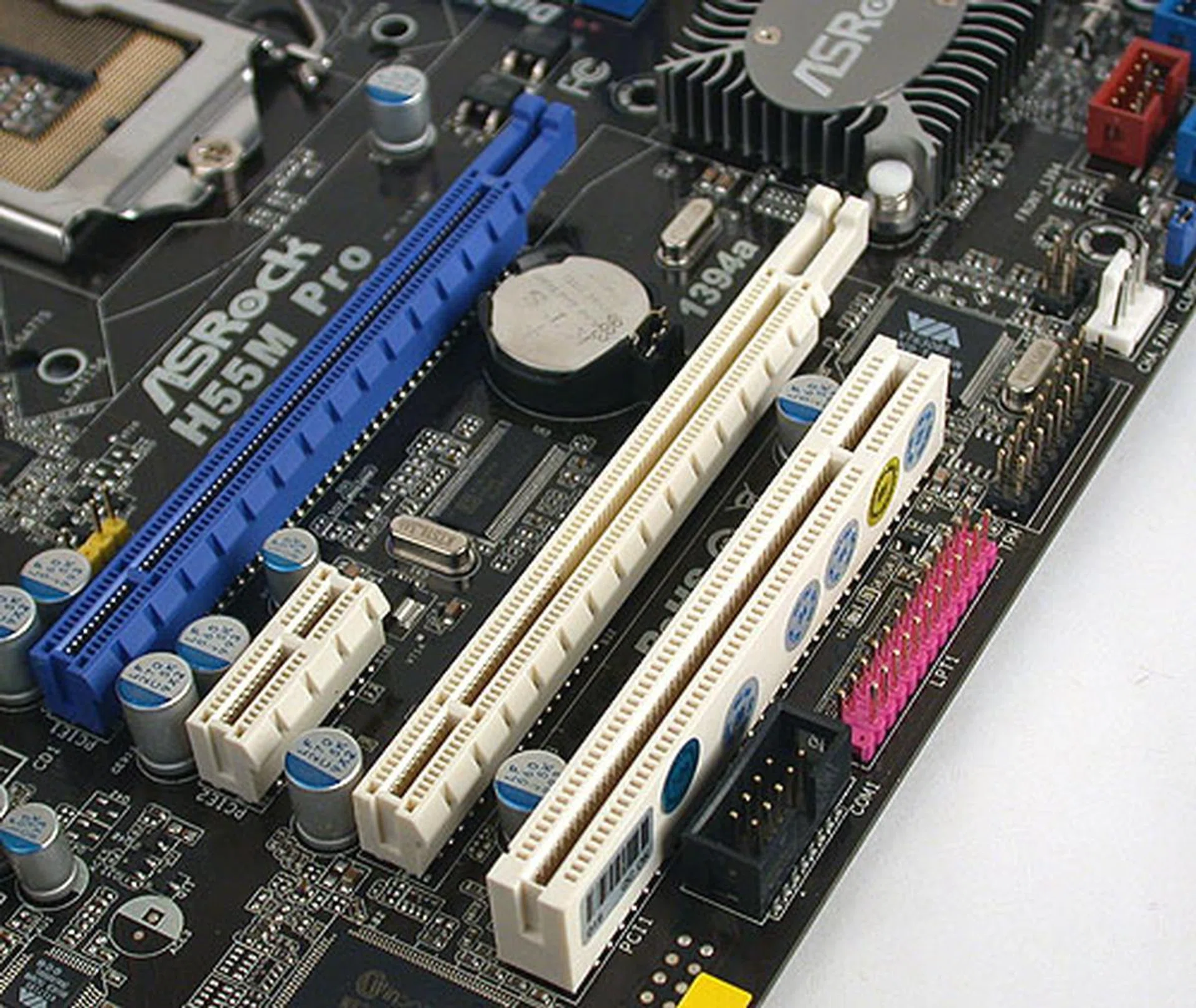 Yes, despite its mainstream skew, this board is capable of doing CrossFireX, albeit the second PCIe 2.0 slot here (in white) runs only at x4 mode. We aren't too sure how many users would actually try that out.