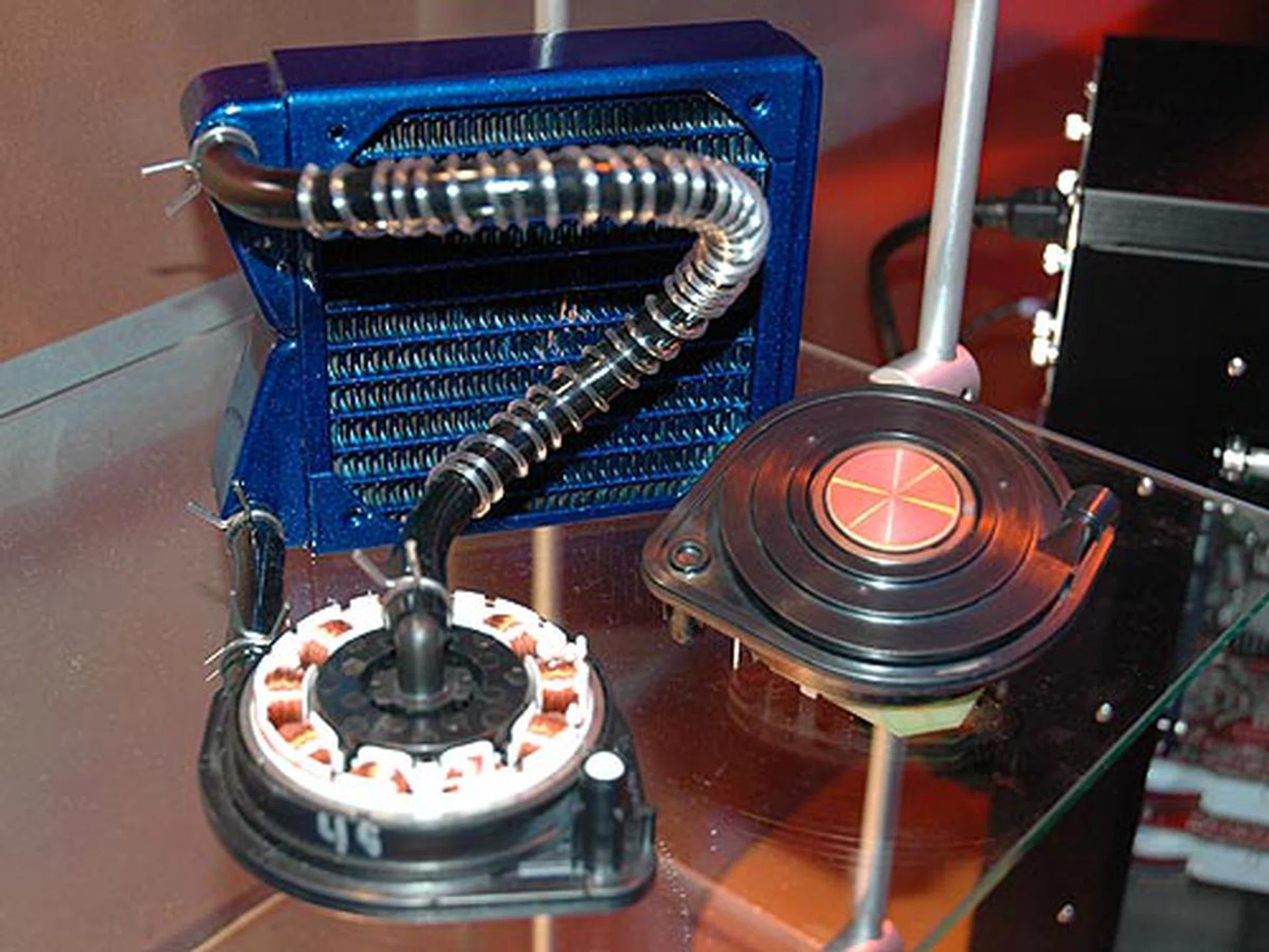 Intel also has interests in cooling technology and we saw what could be a mass adopted water-cooling solution. The cooling block comes with an internal pump and it's connected directly to a radiator.