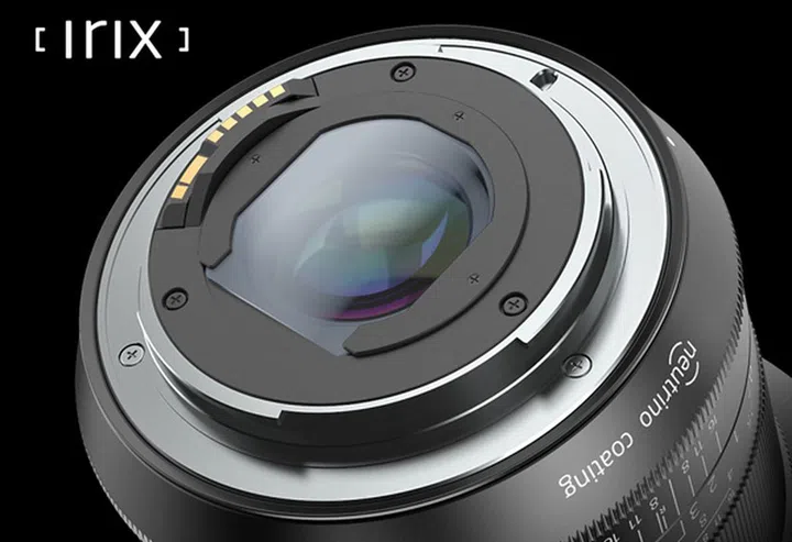 Rear gelatin filters can also be used with this lens if you so choose.