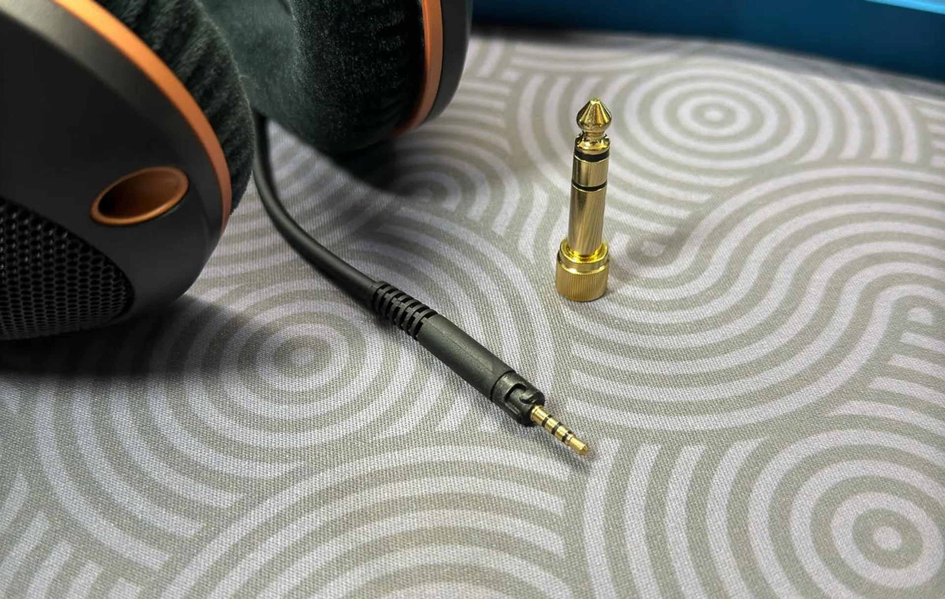 Note the locking mechanism on the plug. Photo: HWZ.