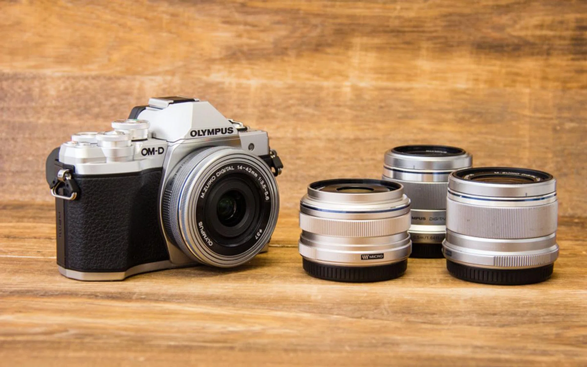 The E-M10 Mark III with three prime lenses, including a 90mm f/1.8. An equivalent 85-90mm prime for a DSLR is far larger.