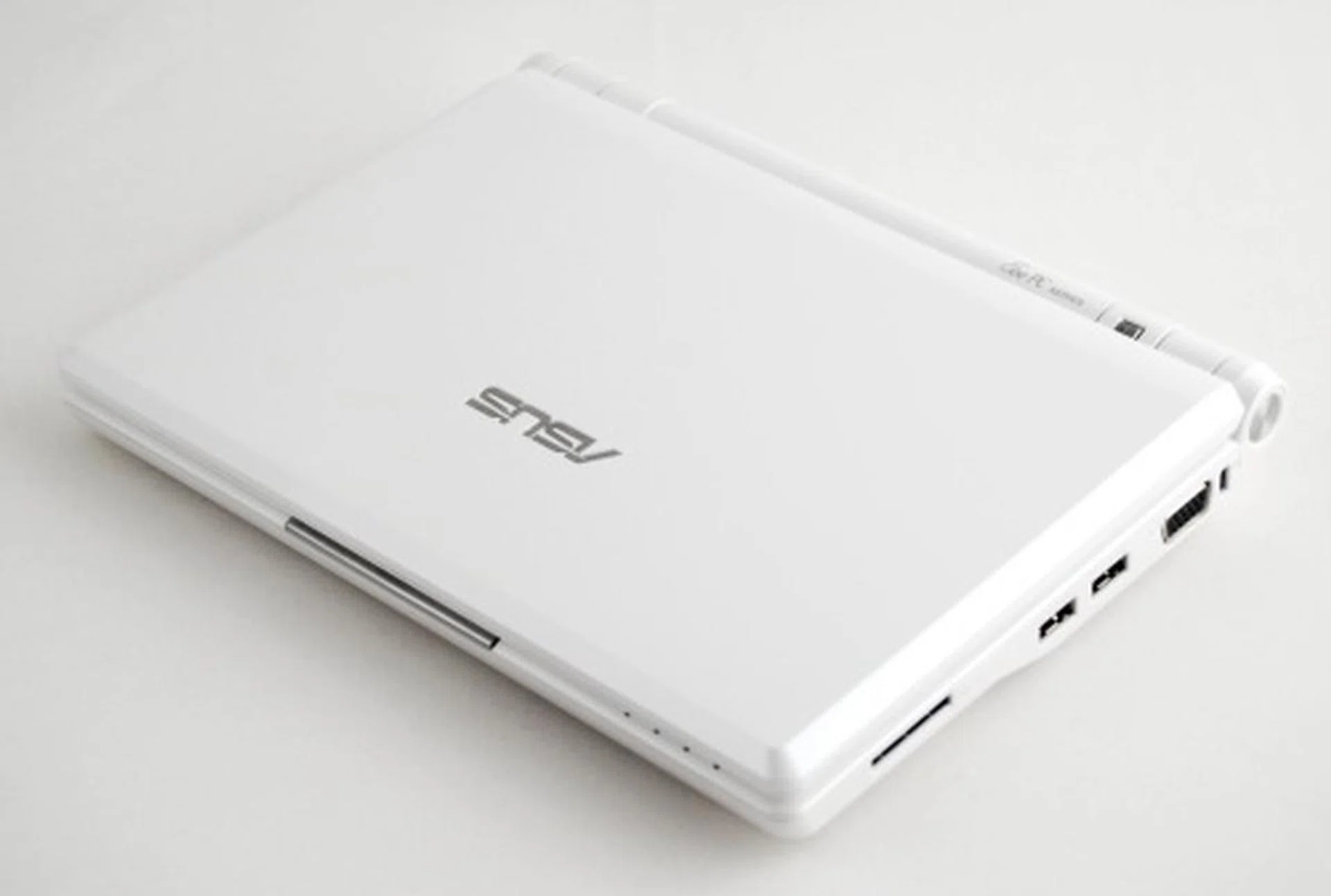  Seen here is the ASUS Eee PC 900, which was the last model to use the older Intel Celeron M ULV processor before the advent of the models which used Intel's newer Atom processor.  