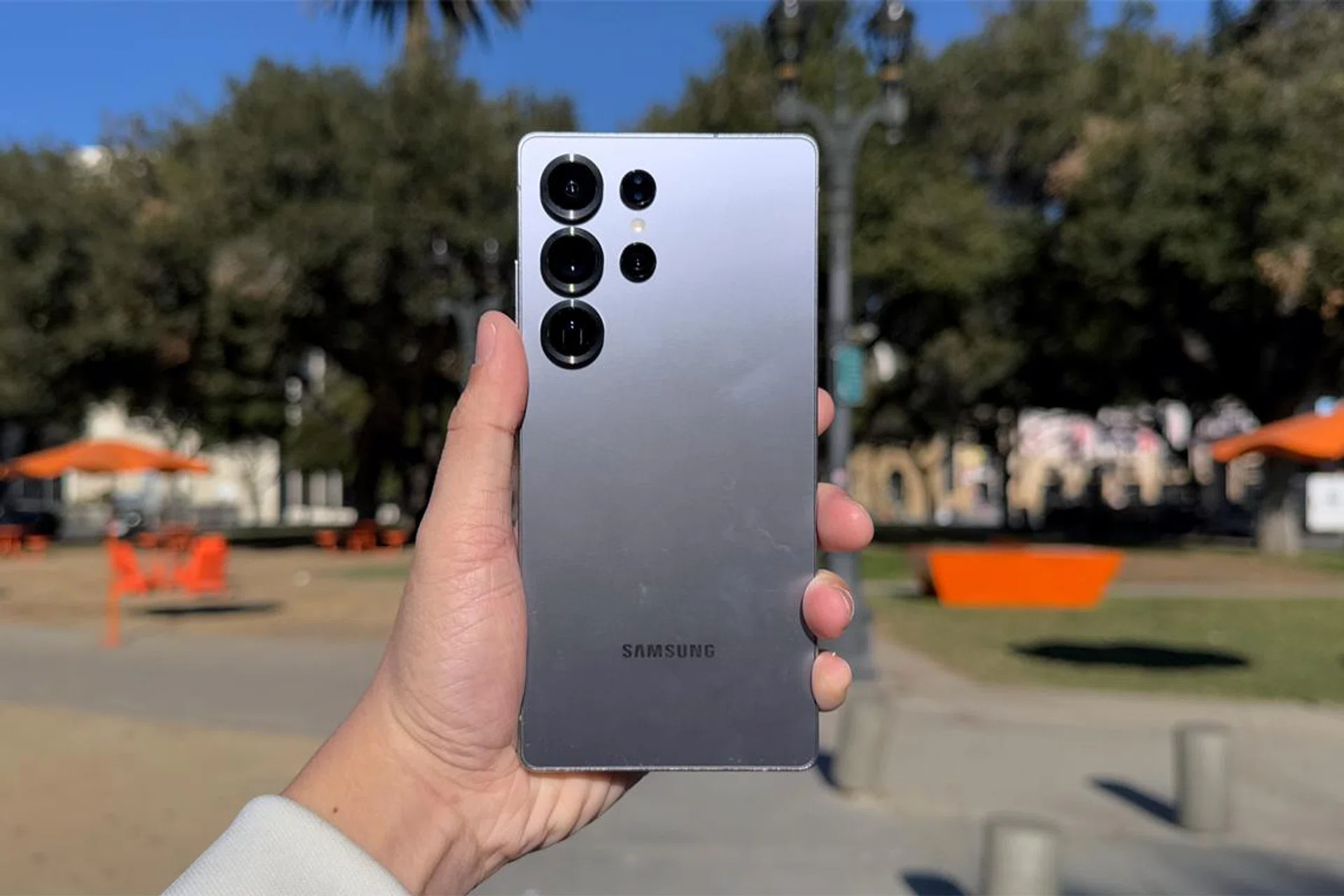 The Samsung Galaxy S26 Ultra could lose one rear camera, but gain variable aperture lens. Pictured here is the Samsung Galaxy S25 Ultra. Photo: HWZ