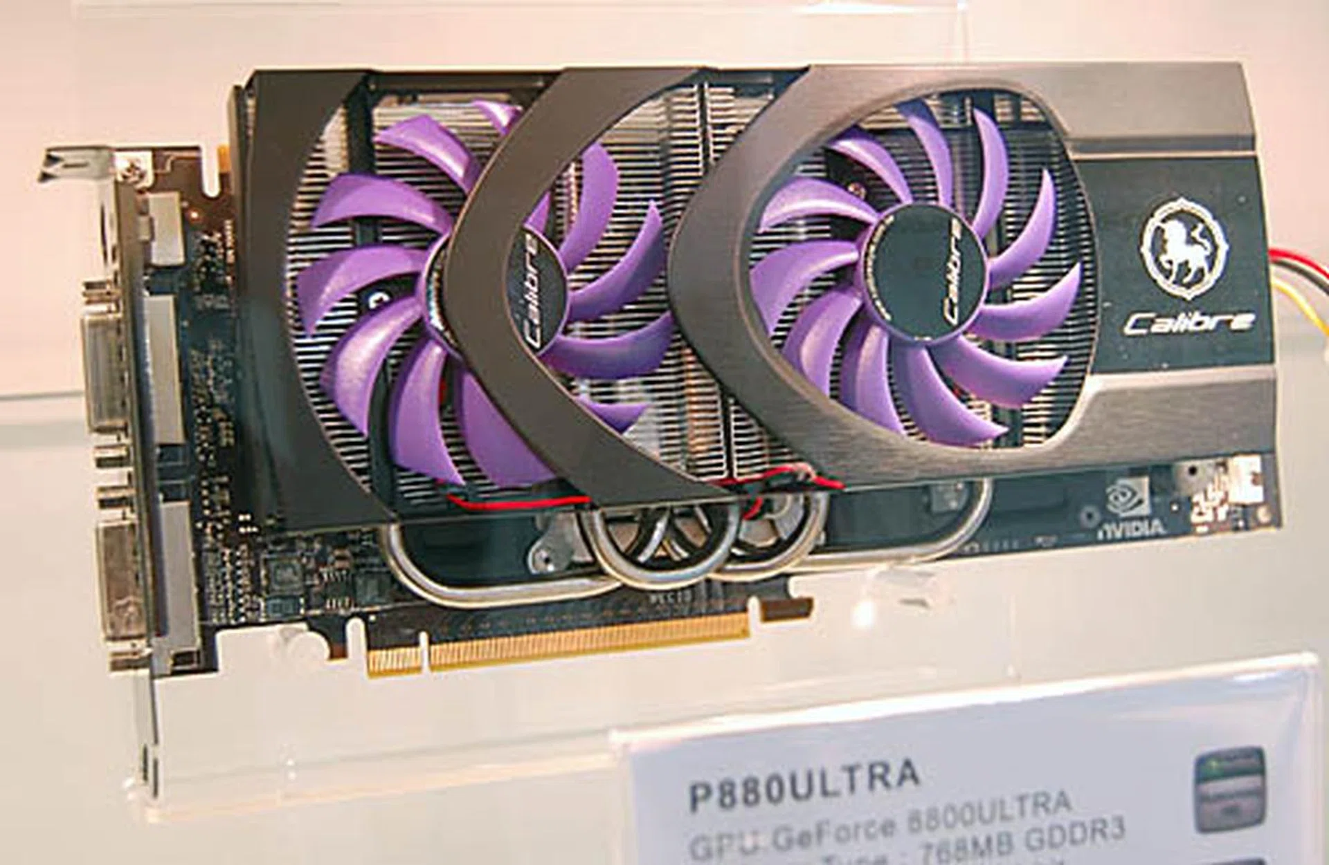  Instead of the black, standard cooler from NVIDIA, Sparkle has gone for its Calibre cooler for this GeForce 8800 Ultra. We can't tell if it can match the quiet efficiency of the original.  