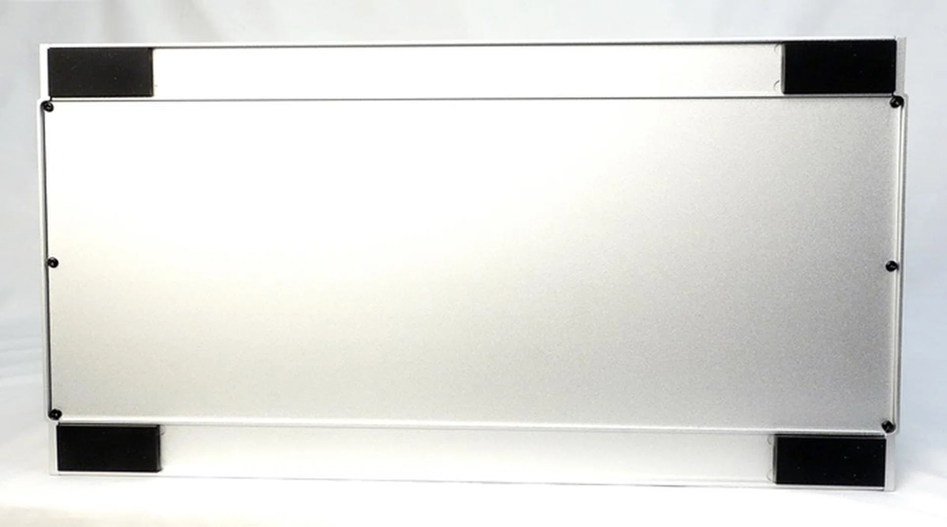 On the underside, the stands of the Fortress FT05 have four rubber pads to cushion its sharp edges from scratching any surface tops.