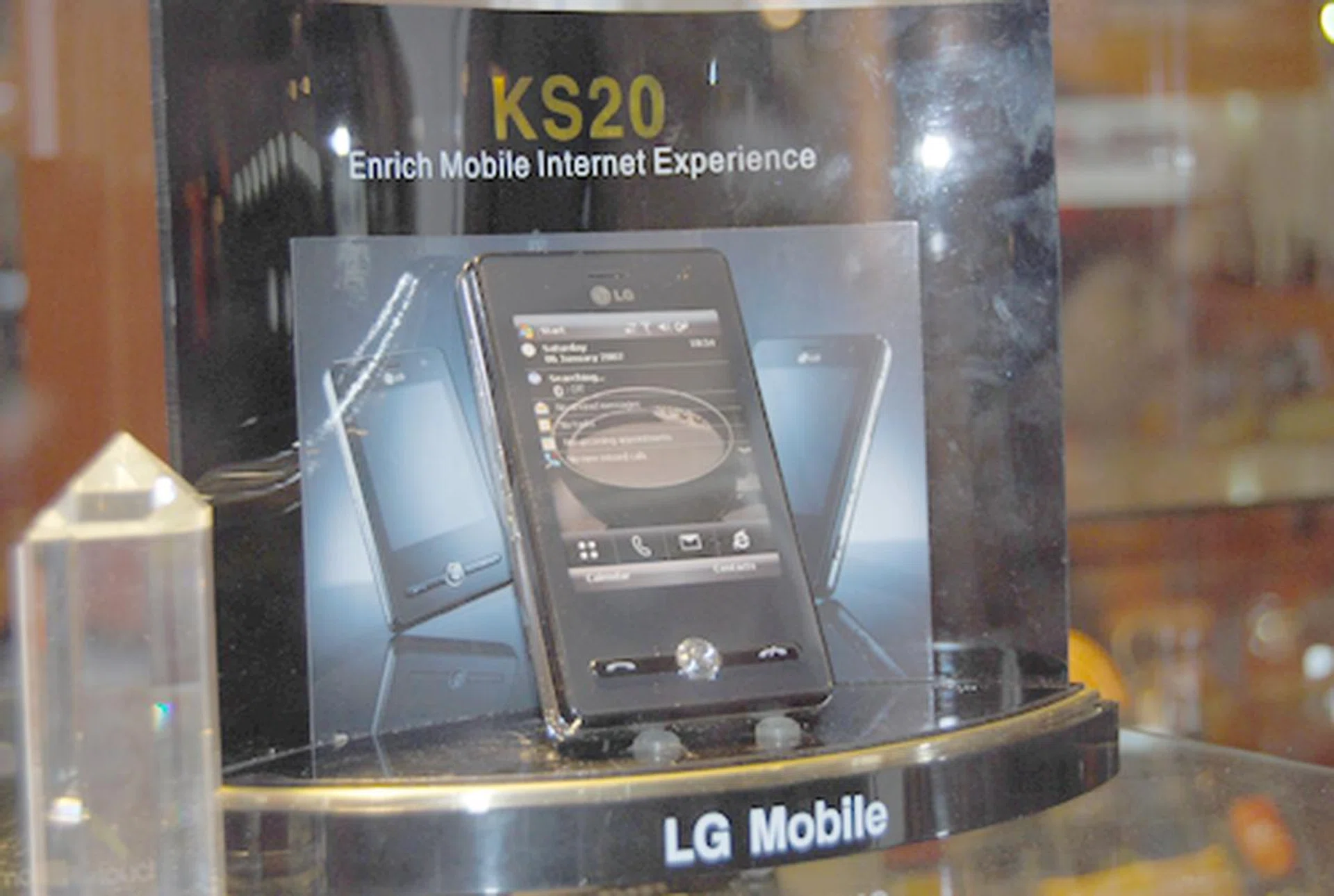  And for another S$0 Windows Mobile device, there's the LG KS20, also available with a SunSaver + SunSurf Unlimited plan.  