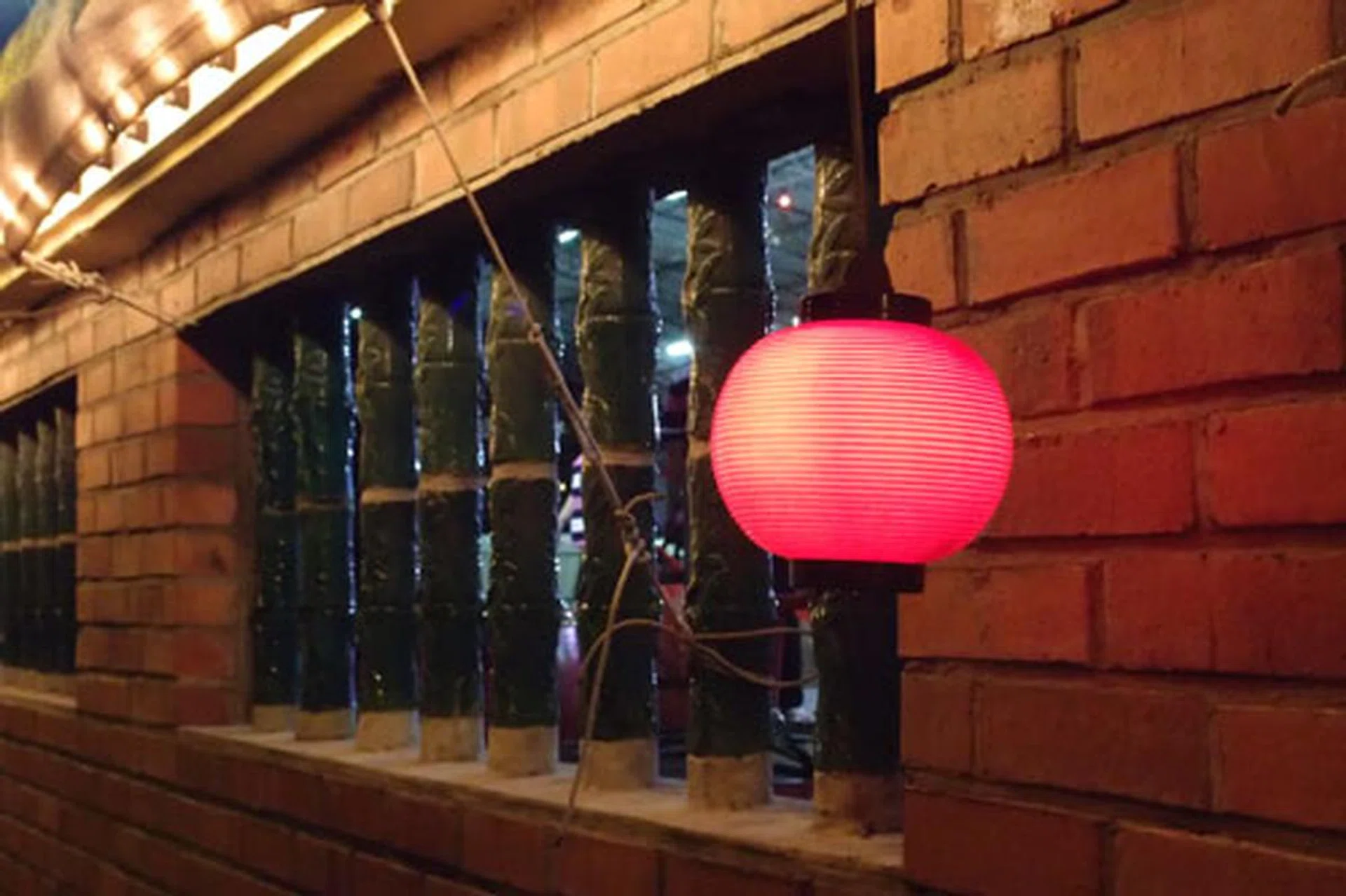 f/3.5 at 50mm, 1/60 sec, ISO1600.