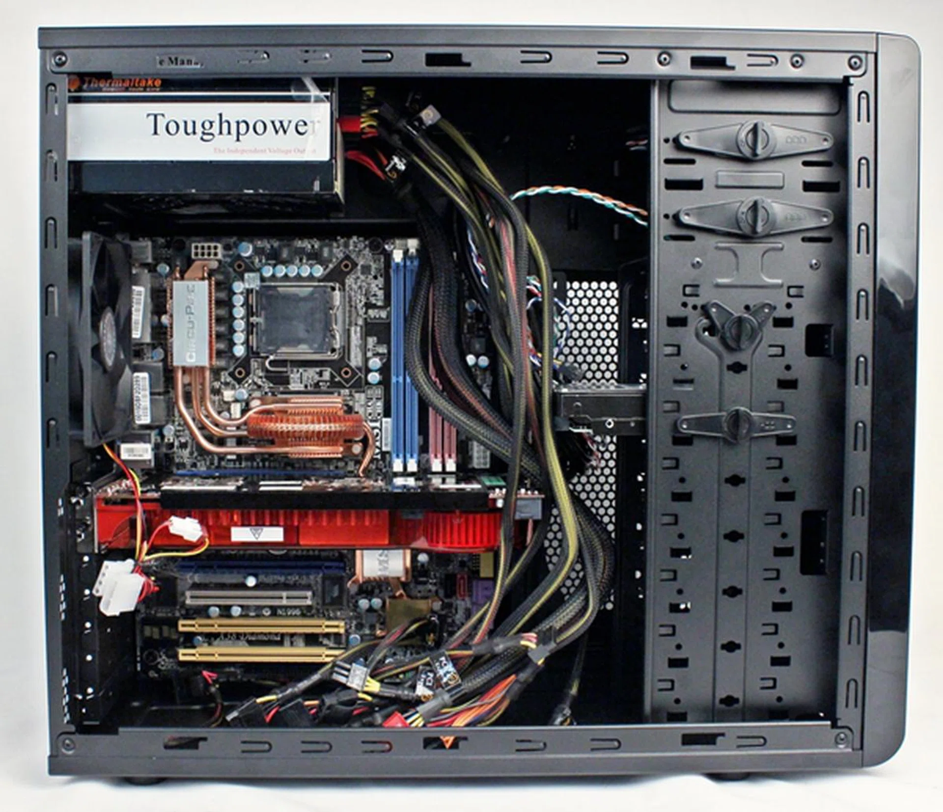 Despite the unfortunate minor damage at the expansion slots, the installation of the rest of the components went smoothly.