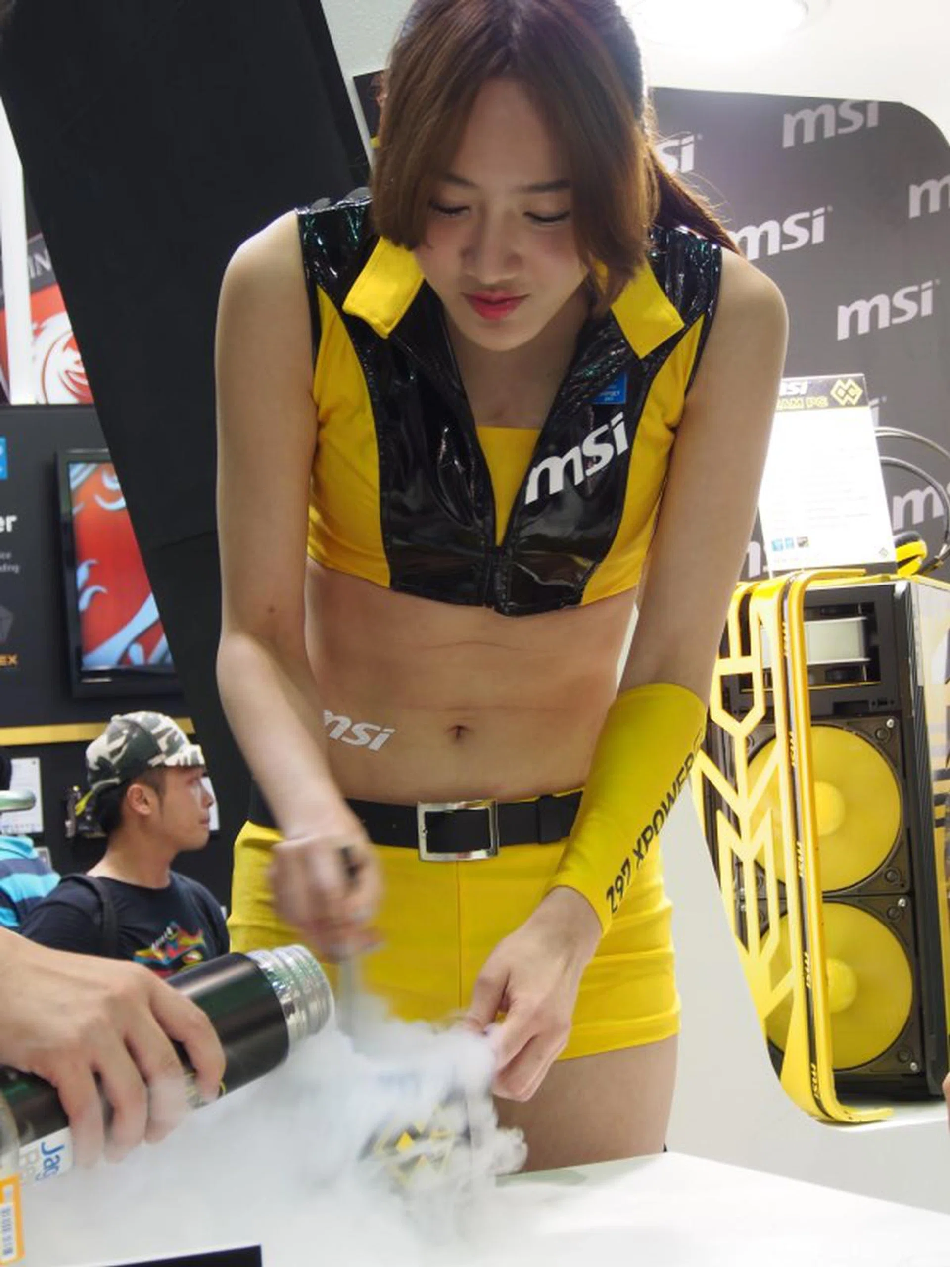 But it's ok, we got to have LN2-frozen orange sorbet in the end, handmade by the lovely MSI overclocking girl.