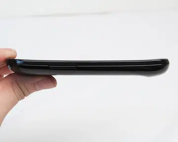 From the side, you can see the backward curved chin, as what you saw on the Galaxy S.