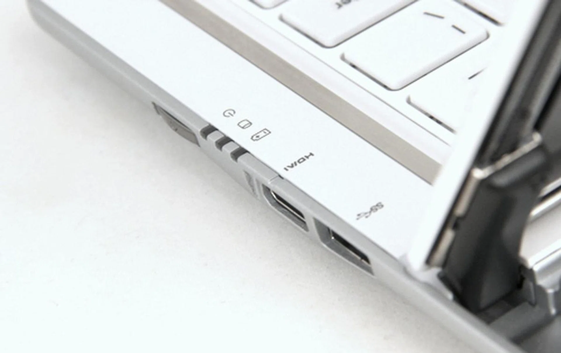 All the ports of the machine are clearly labeled so users don't have to flip the machine around to reach the ports. 