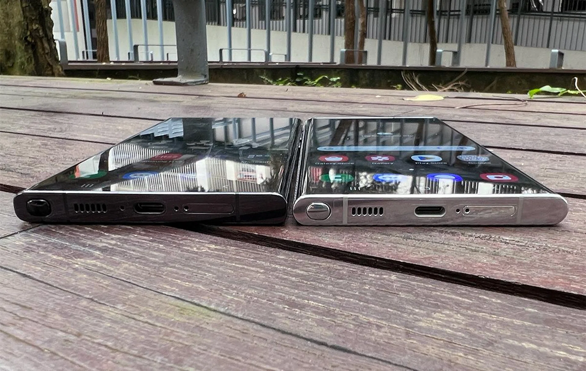 S23 Ultra on the left, S22 Ultra to the right.