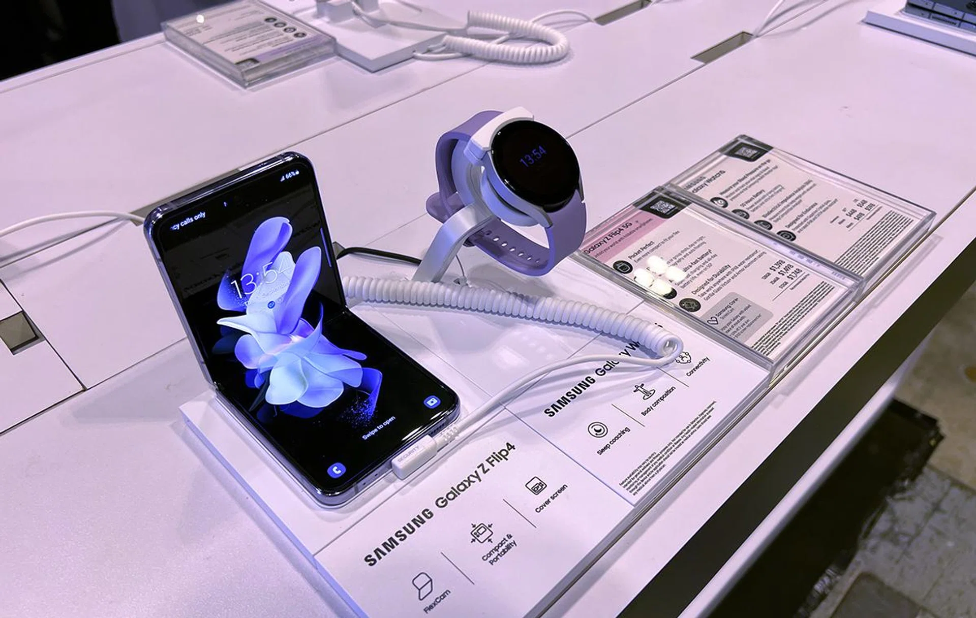 Samsung Galaxy Z Flip4 5G (foreground).