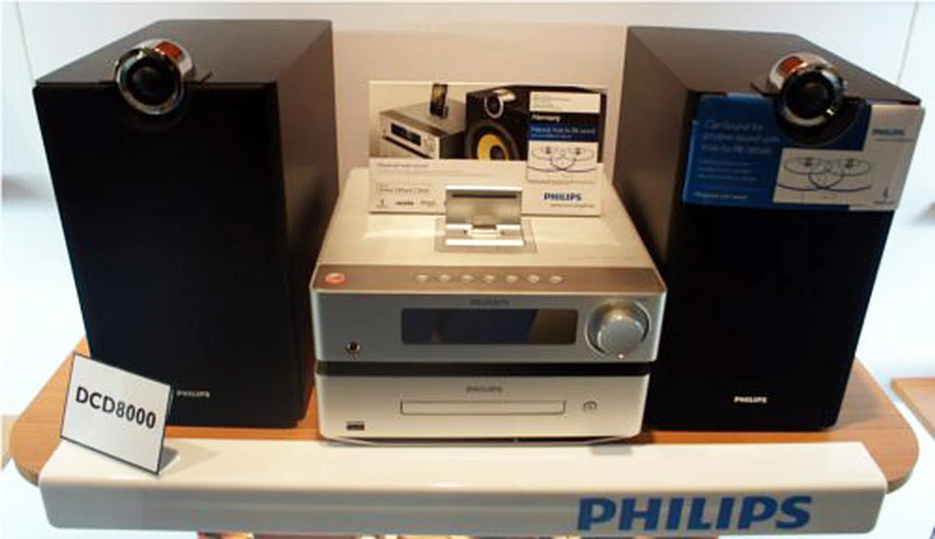 Pristine sound quality is the focus of the DCD8000 which it delivers with the help of Philips' ClariSound technology.