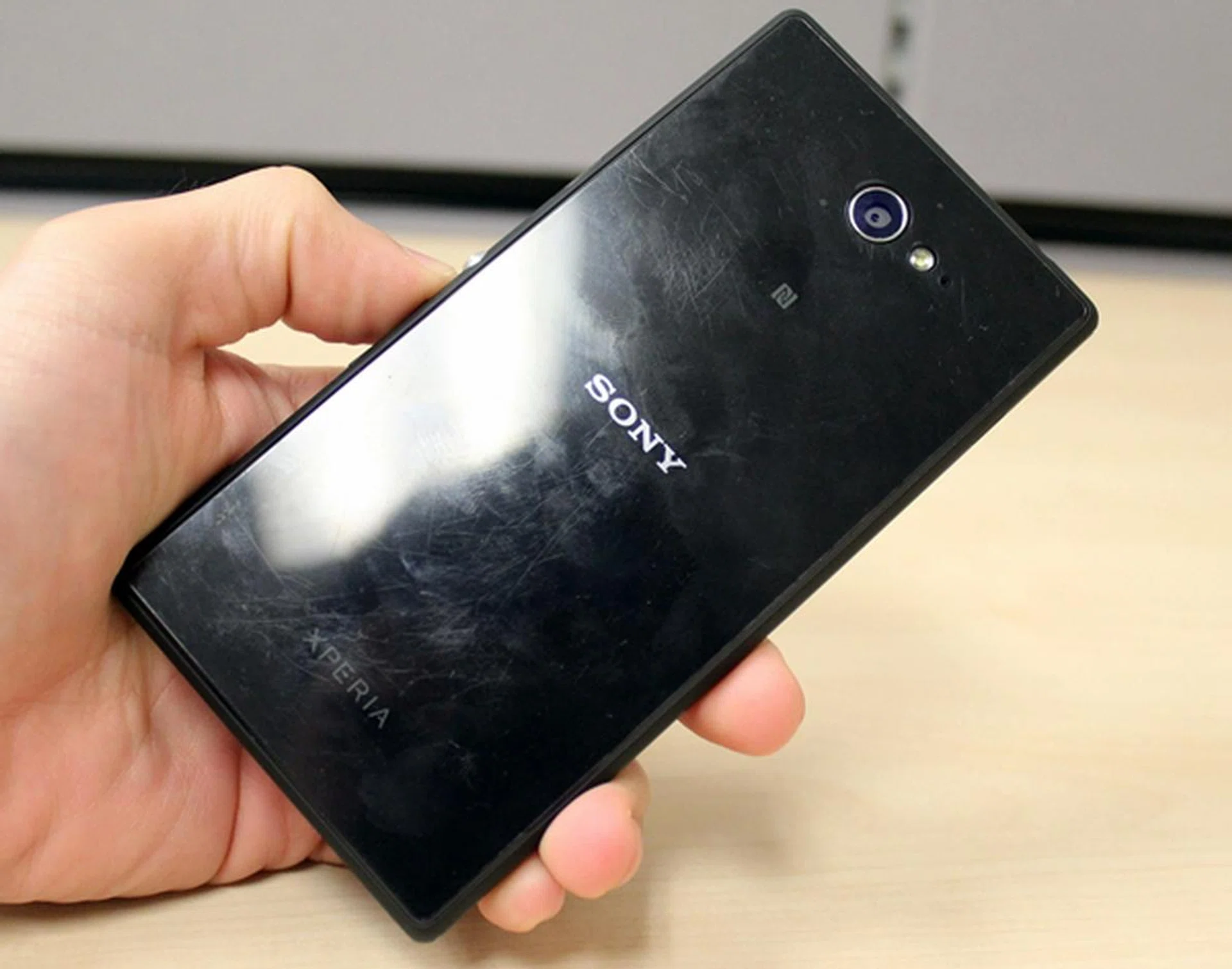 The rear plastic material on the Sony Xperia M2 is easily scratched.