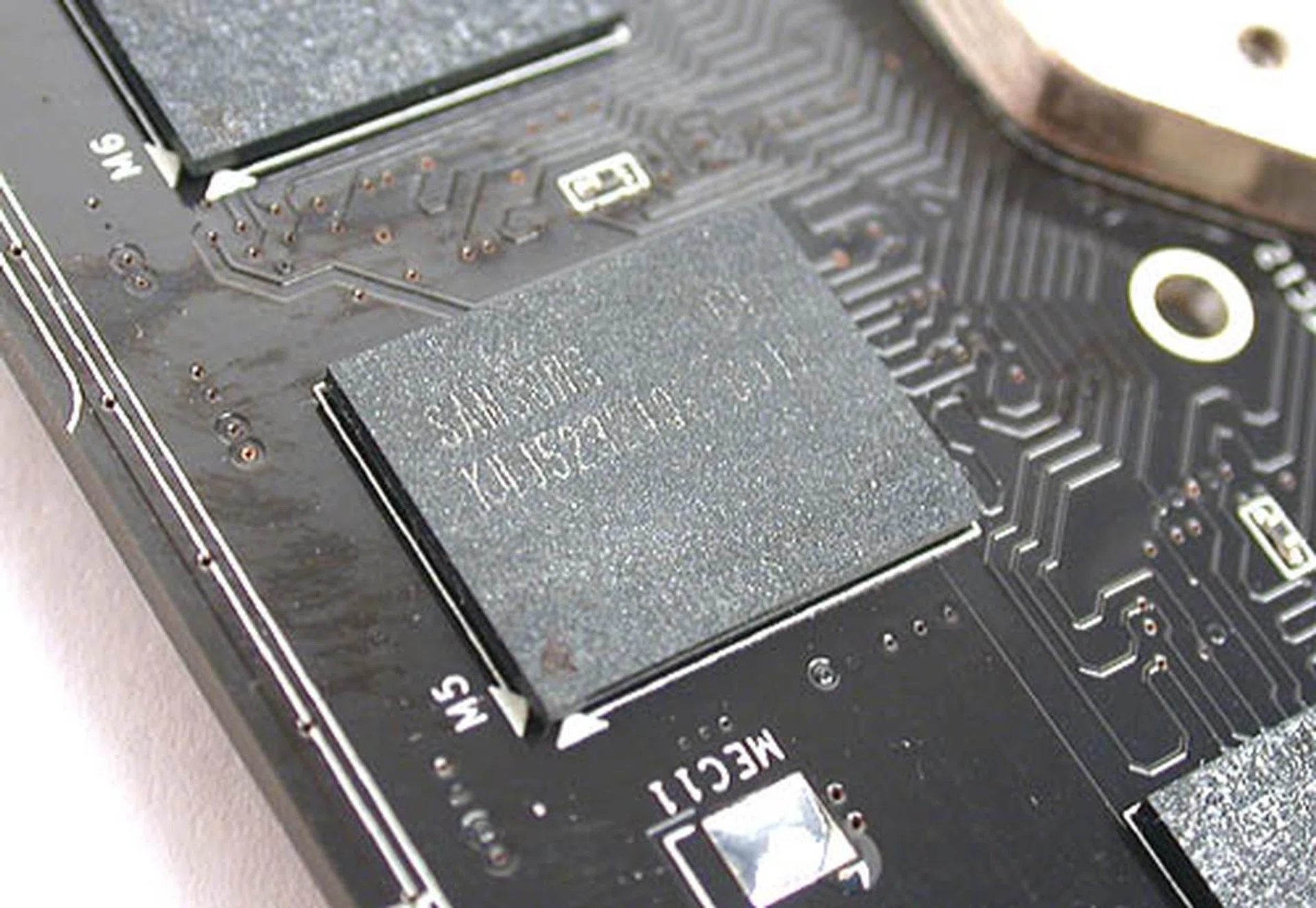 The memory chip's markings are almost missing, but these are Samsung 1.1ns GDD3 memory. That's 900MHz clock rate for a net 1.8GHz in DDR speed. Not the same speed as the GDDR4 used on ATI's X1950 XTX, but the ultra-wide memory controller combined gives the GeForce 8800 GTX a whopping 86.4GB/s net bandwidth.