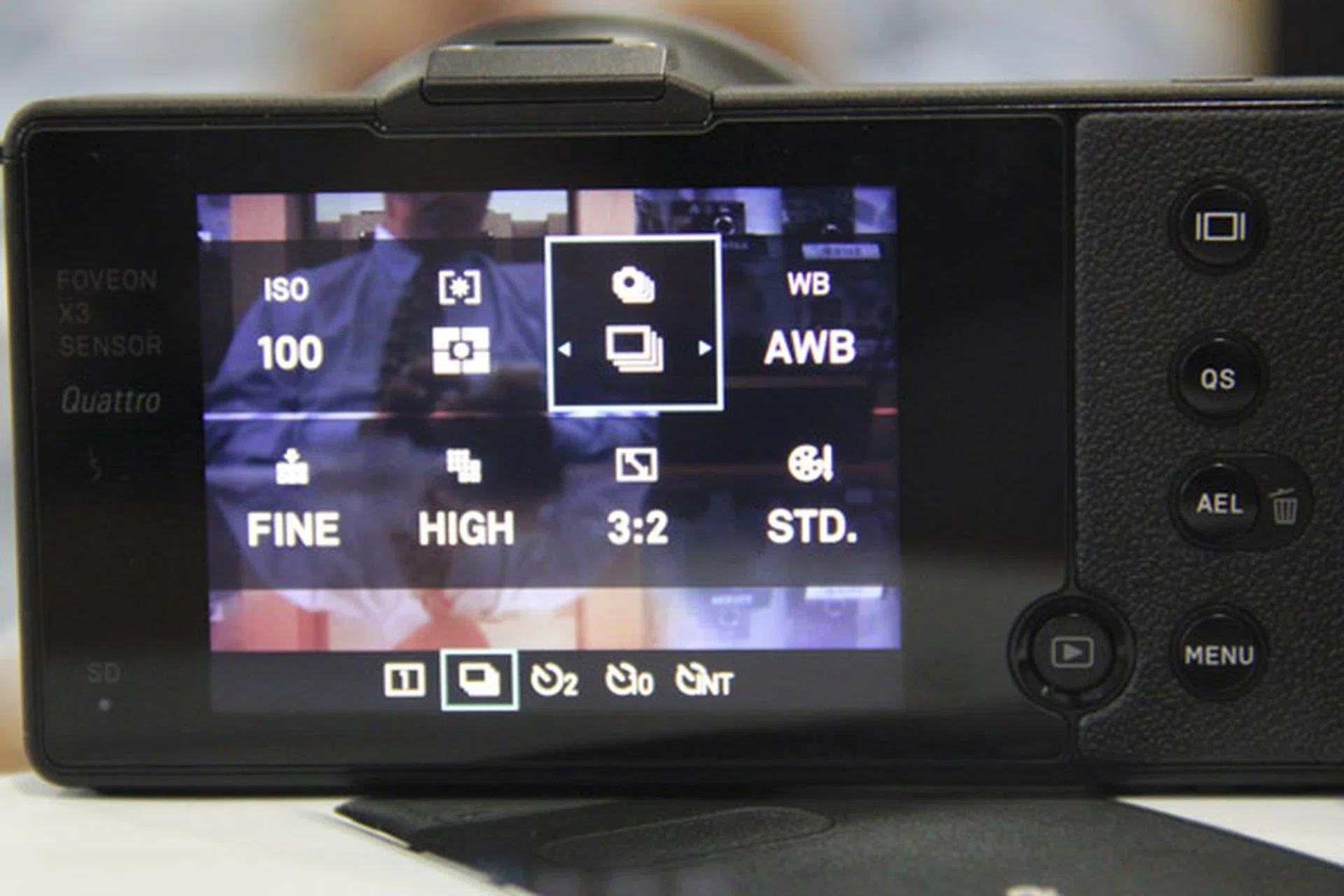 A quick selection menu allows you easy access to commonly used settings.