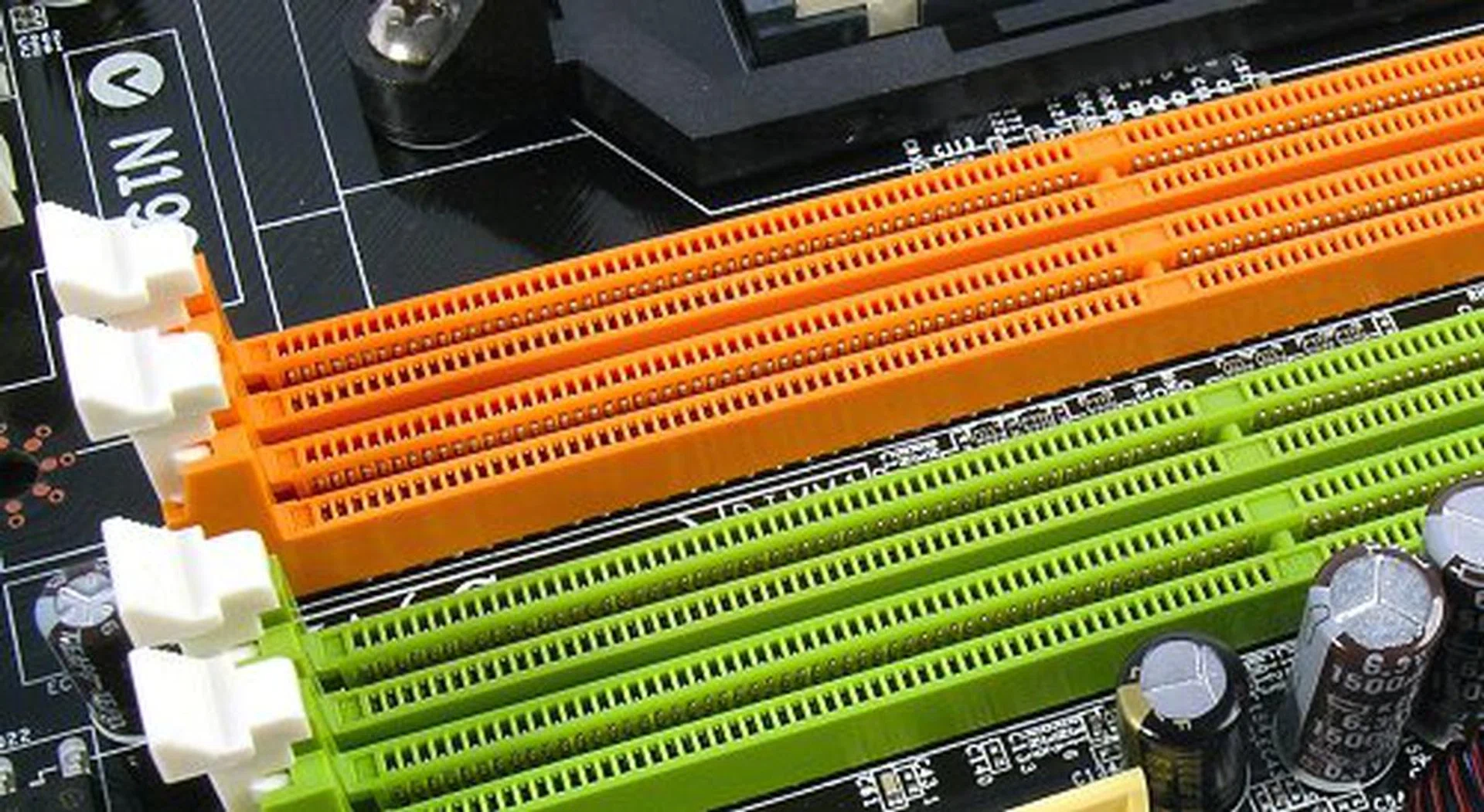 Finally, not only does the AMD crowd get DDR2 support, the K9N SLI Platinum will support up to 8GB of installable memory. With Windows Vista and increasingly hungry applications, you'll be glad for increased memory capacity.