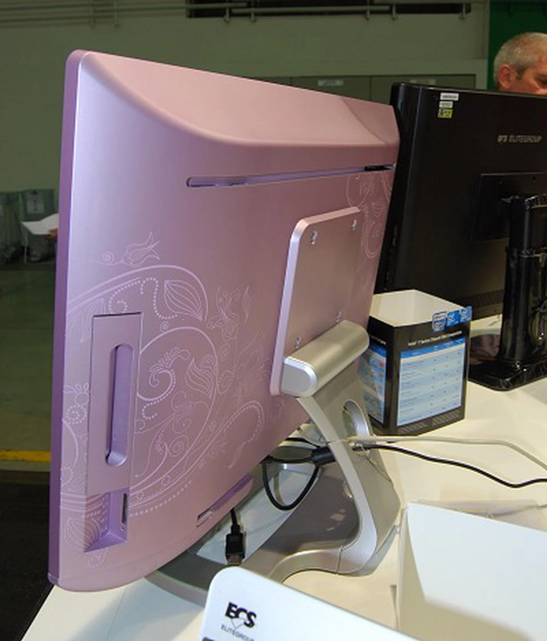 If you thought the front was neat, it looks even better on its rear with a design imprint on its smooth plastic build. ECS mentioned that only 4 screws are needed to be undone to dislodge the system's bezel and access the innards for easy maintenance or upgrading.