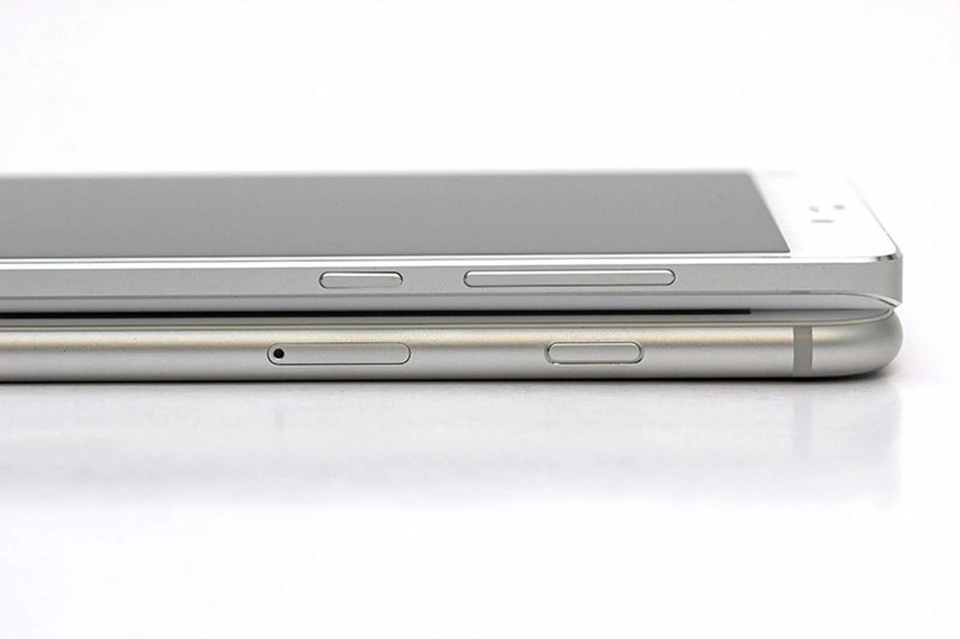 On the right side of the Mi Note, you'll find both the power button and volume rocker. As you can see, the buttons on the Mi Note bear a striking resemblance to Apple's buttons.