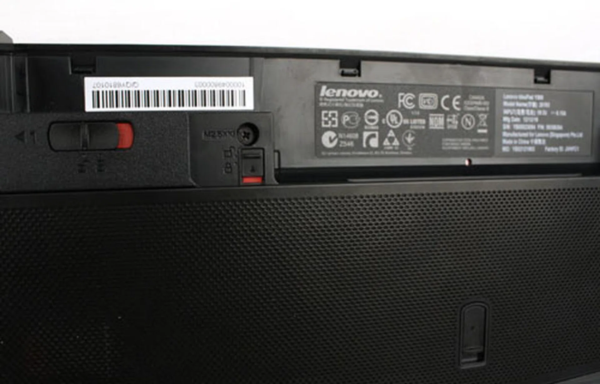 A lock in the battery compartment and a pull catch below it let you remove the optical drive.
