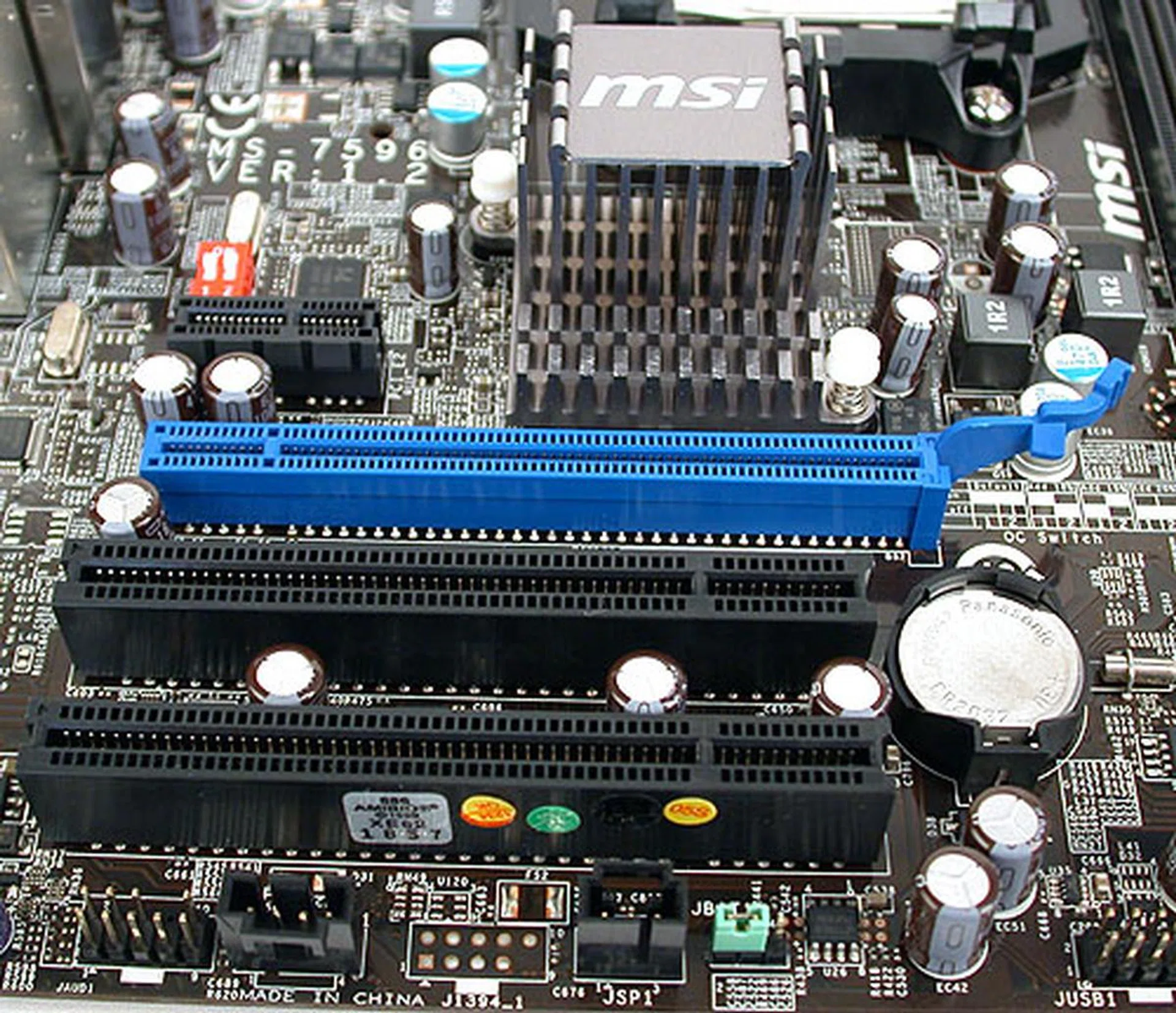 As you may expect, expansion options are limited and besides the PCIe 2.0 graphics slot, there are only two PCI slots and one PCIe x1 that is just about usable with sufficient allowance from the nearby heatsink.