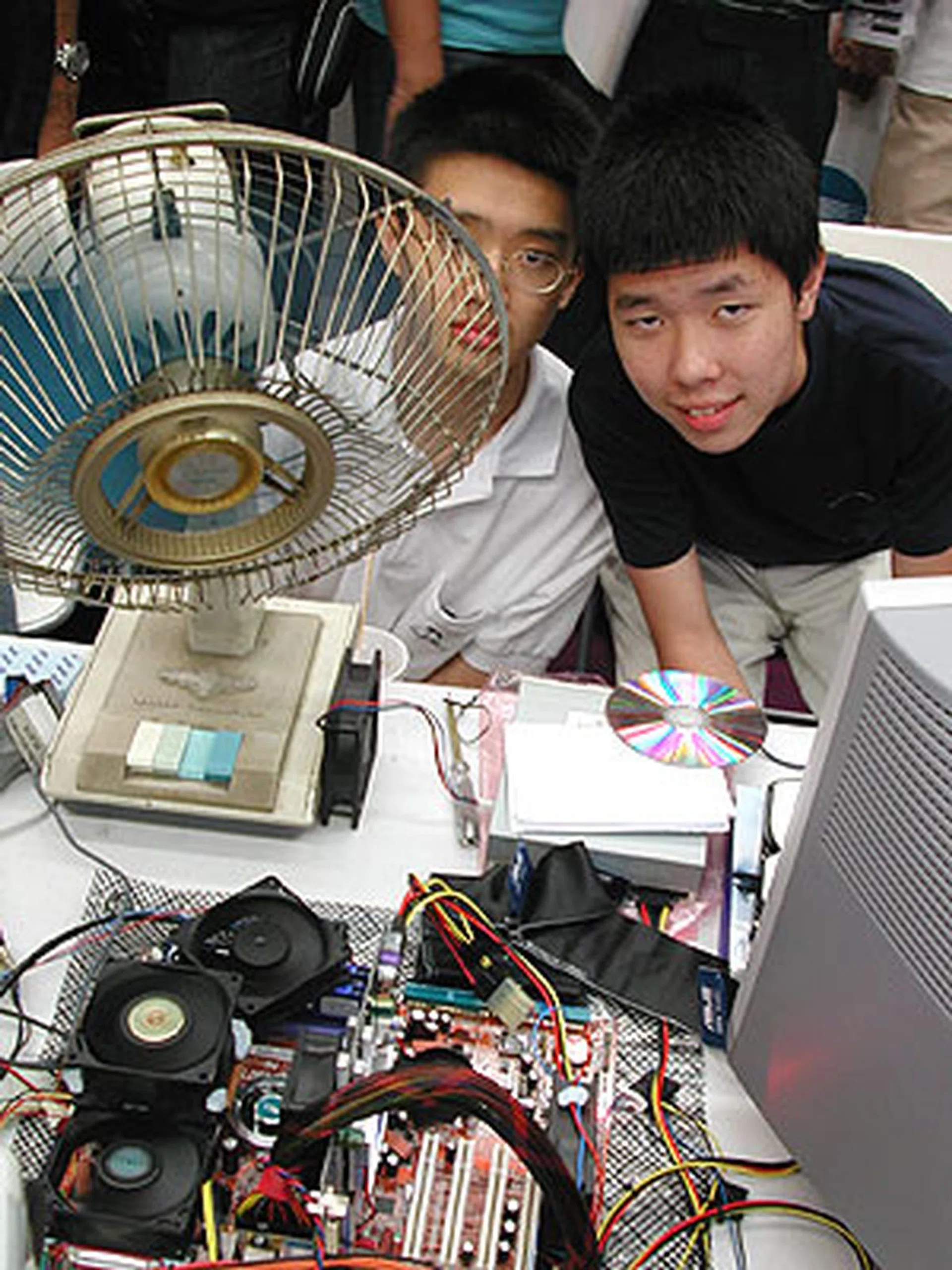Stratix (right) and tUx (left) were the youngest contestants in this competition.