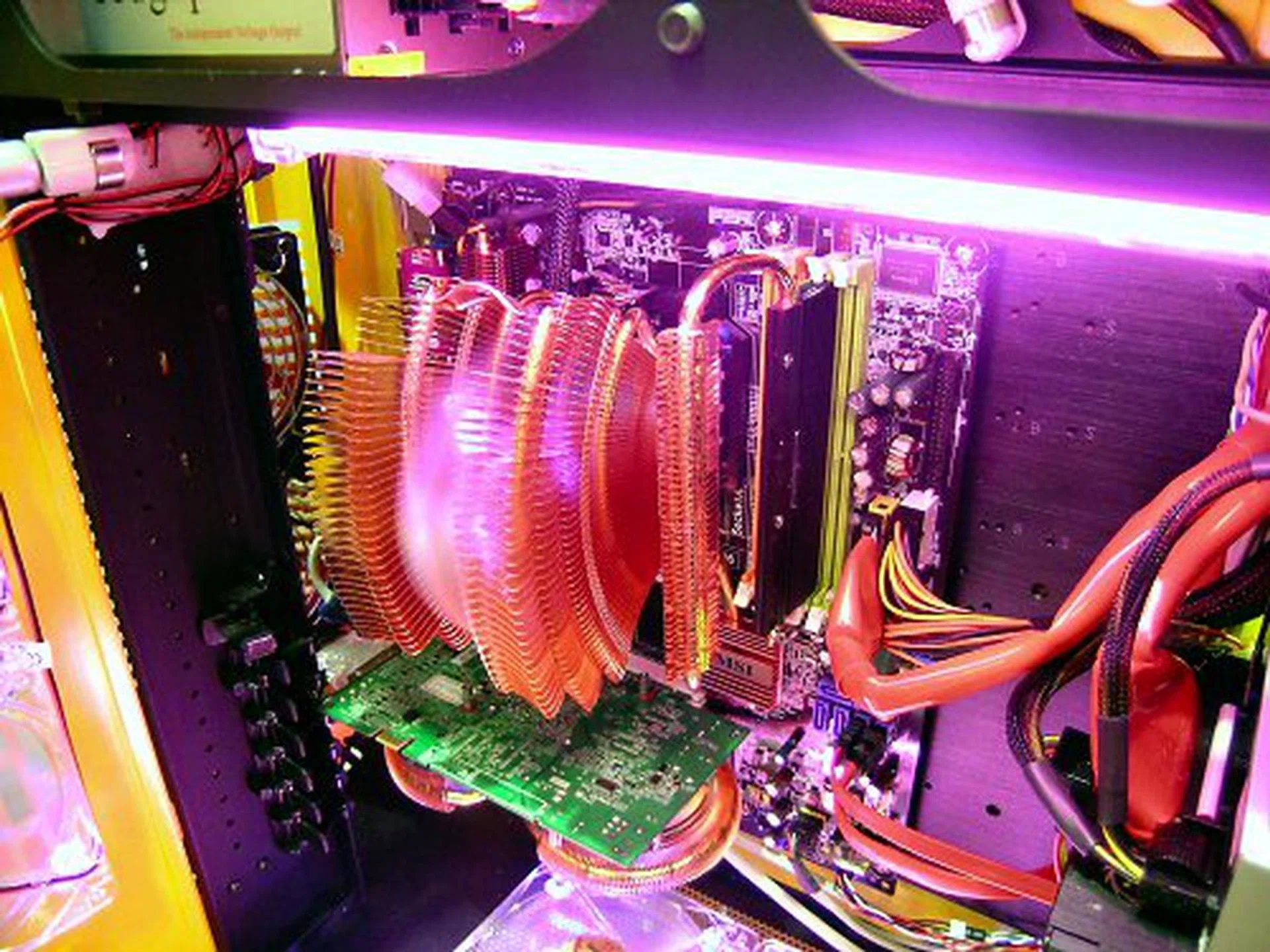  The V1 cooler looks just like a napkin holder, but Thermaltake's quad heat-pipe design really takes on heat directly.  