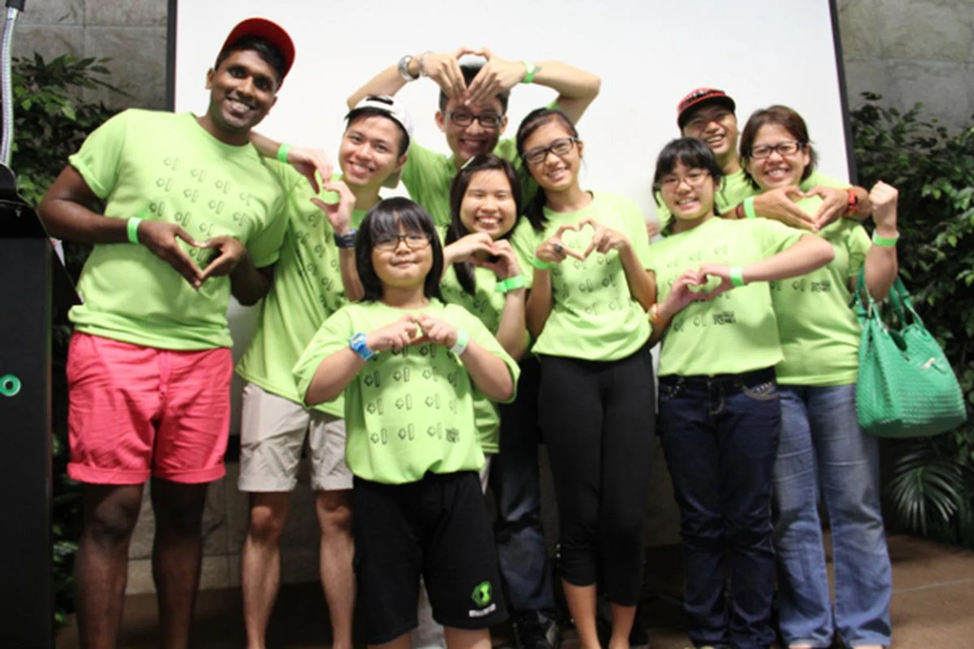 ViewSonic 10-inch digital photo frames and X-mini Kai Capsule Bluetooth speakers were awarded to the loveliest team.