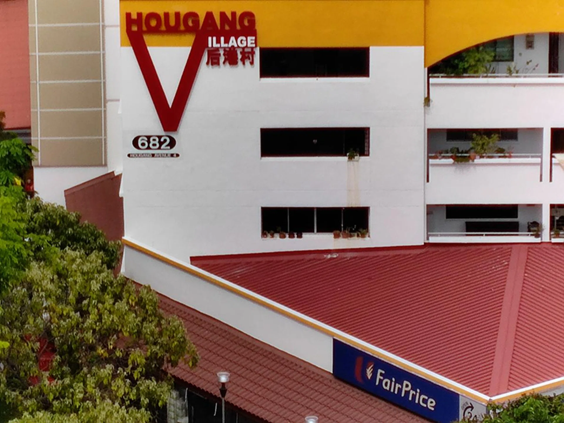 10x zoom, though note that this is all via digital zoom -- the camera system has no telephoto lens. Considering that, the outcome is pretty good, though it may not fare this well all the time.