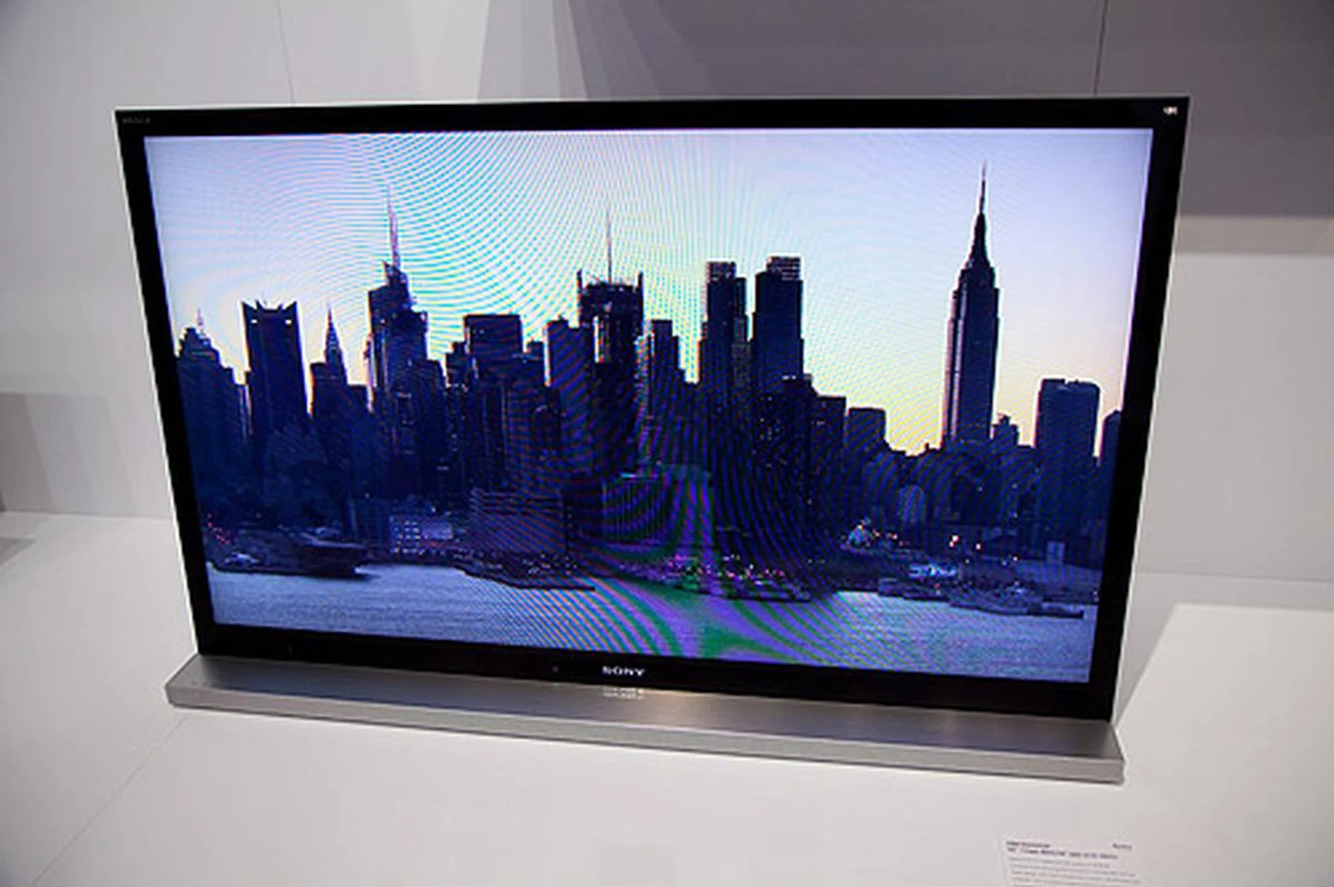 The flagship XBR-HX929 series is a full HD 1080p display which uses full-array local dimming LED backlighting. Similar to the NX720 series, it features integrated Wi-Fi (802.11n) and Skype ready in 720p high definition. The HX929 series will be available in 46-inch, 55-inch and 65-inch.