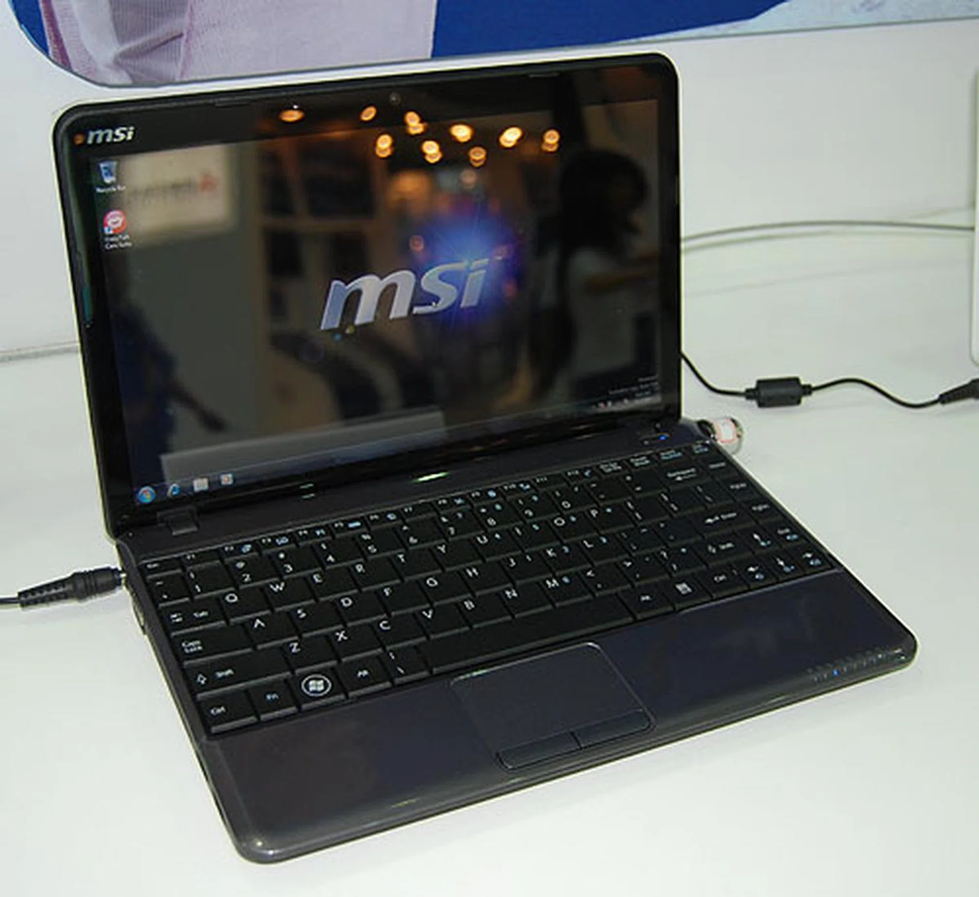 The latest Wind netbook, the U200 is a different kind of beast despite looking like MSI's other netbooks. It is larger at 12-inch but more importantly, it has an Intel Penryn SFF ULV processor, integrated GMA 4500MHD graphics and up to 4GB of memory. To say the least, the specs are anything but a netbook. It's also much heavier at 1.4kg with battery. The U200H model will come with HSDPA module integrated.