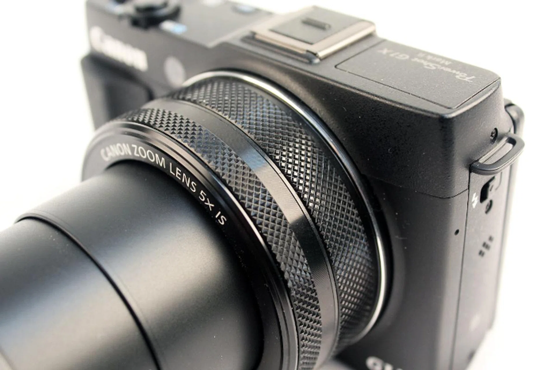 There are two control rings on the lens barrel of the G1 X Mark II. Both allow for customization.