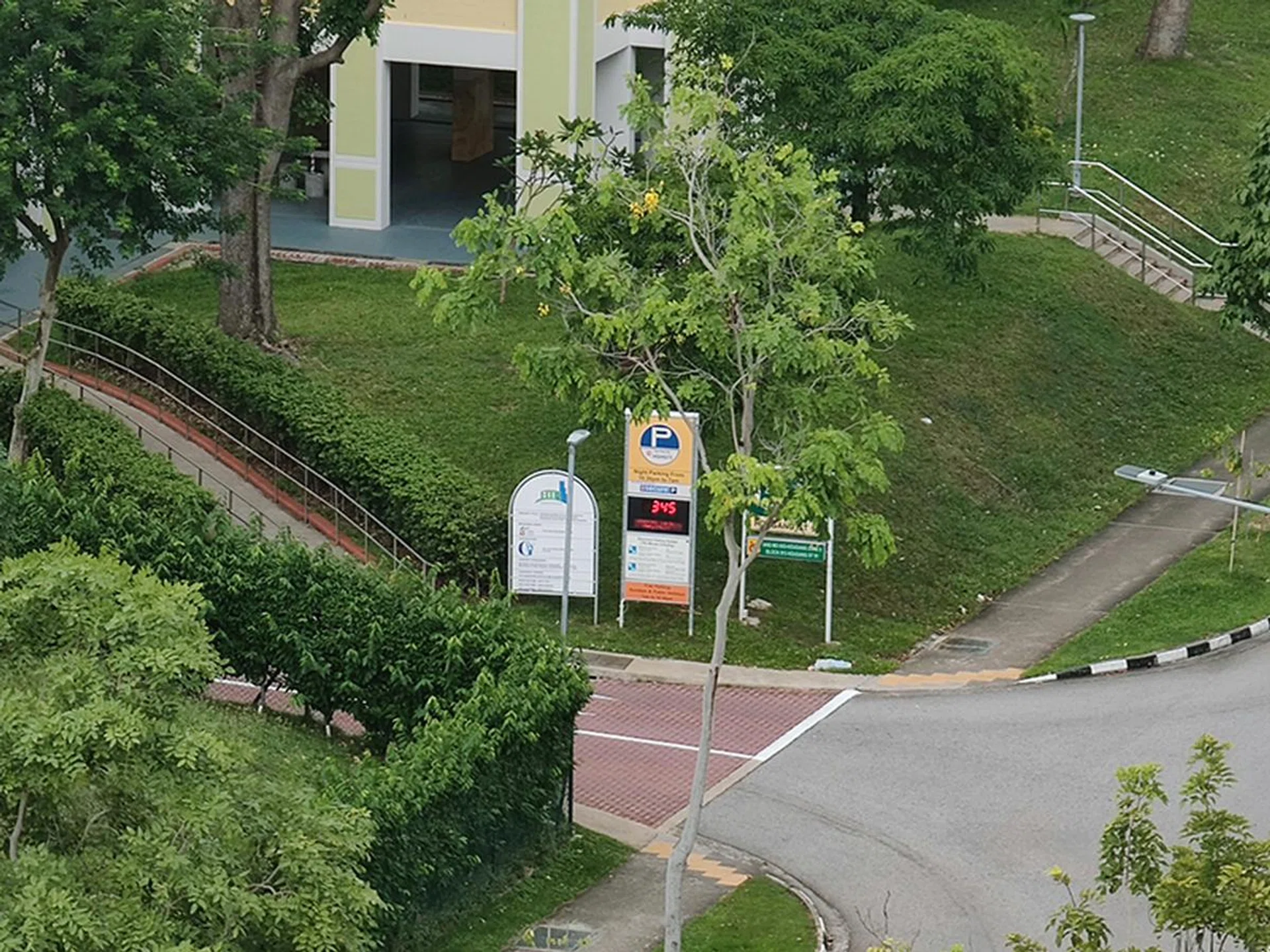 Part 2 of trying out the zoom features - 10x zoom enabled. Possible to shoot handheld by relying on the built-in OIS.