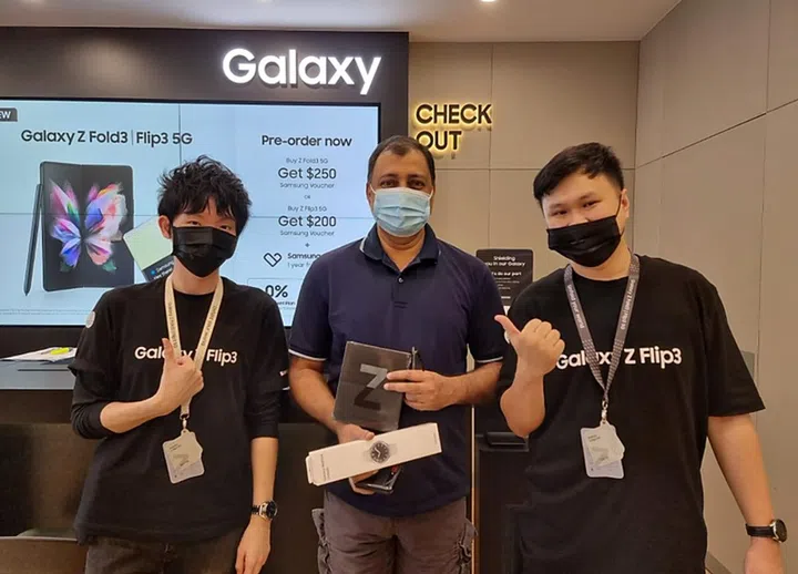 A happy owner of the Galaxy Z Fold3 collecting his device at an Samsung Experience Store.