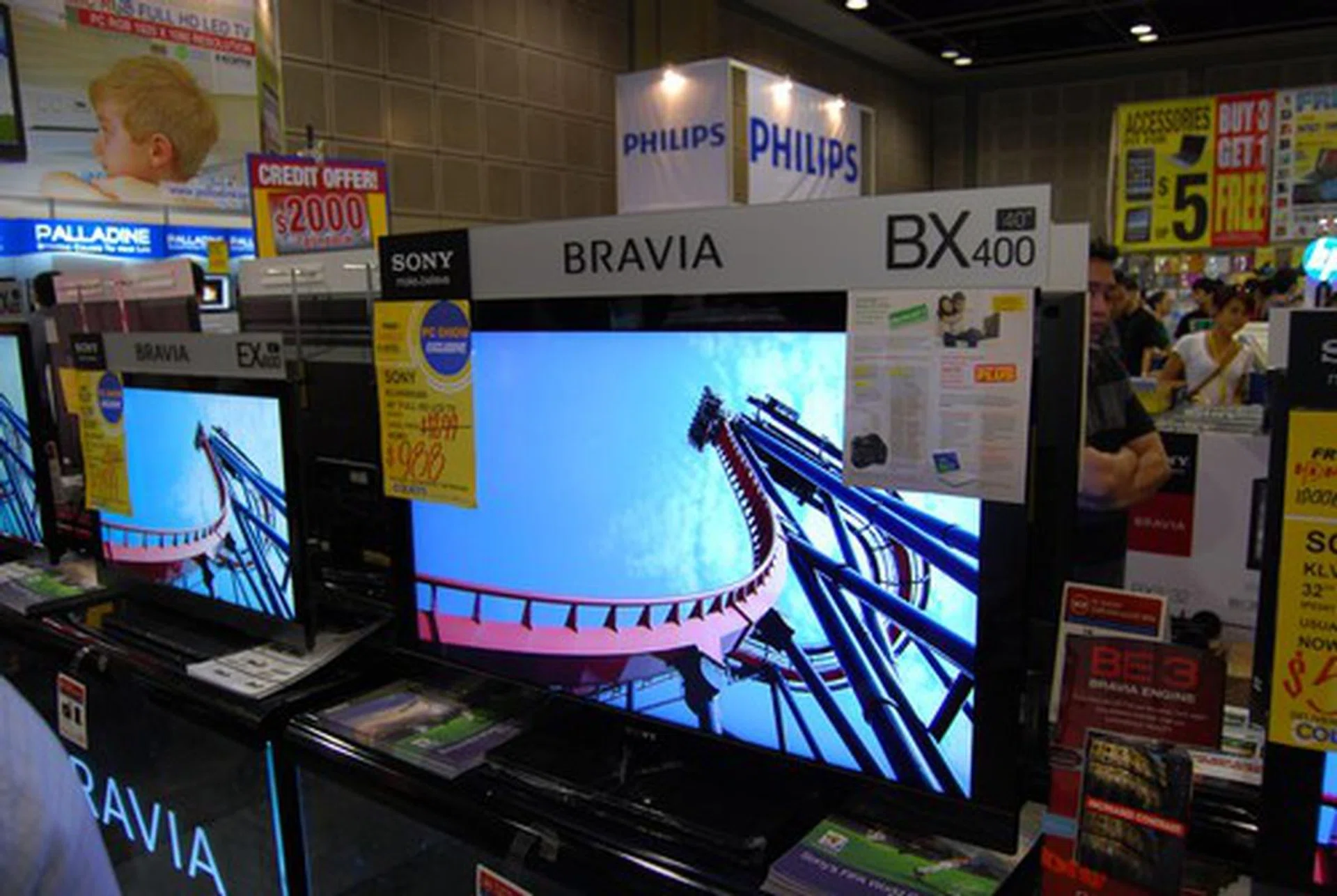 Sony Bravia TVs are also on sale, this BX400 is a 40" Full HD LCD TV with a usual price of $1299 but going for only $988 at the PC Show.