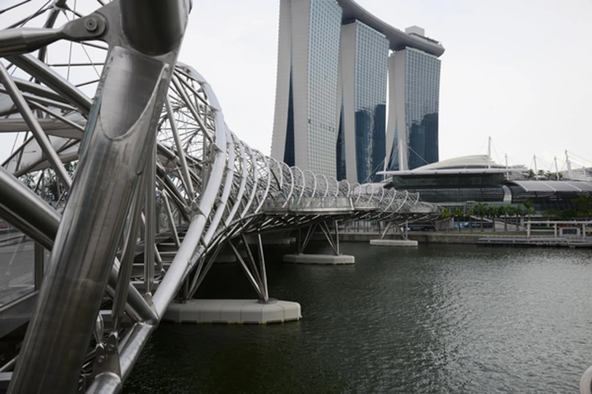 Over here it seems based on just standard web images the D800 image seems to look similar to the ones taken by the 808 PureView. Let's take a closer look then.