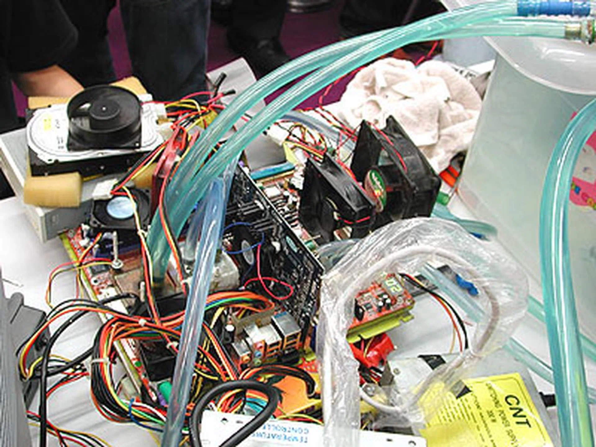 Shamino's rig had water cooling blocks placed on both the CPU and chipset. In the picture, you can see that the graphics card was left in its original state (except for some RAMsinks and a fan at the back of the GPU).