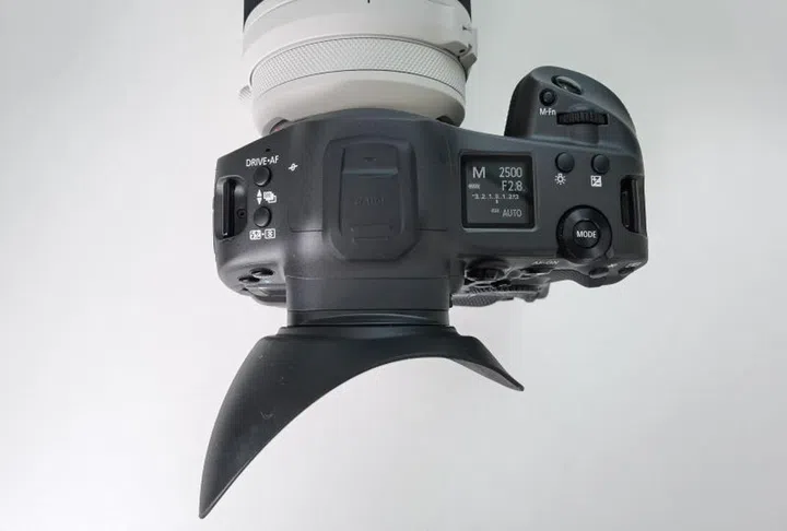A new eye-piece accessory developed for the EOS R3 that acts as a shield to block out light and glare when using the EVF, which helps improve focusing especially when using the new Eye Control AF function.